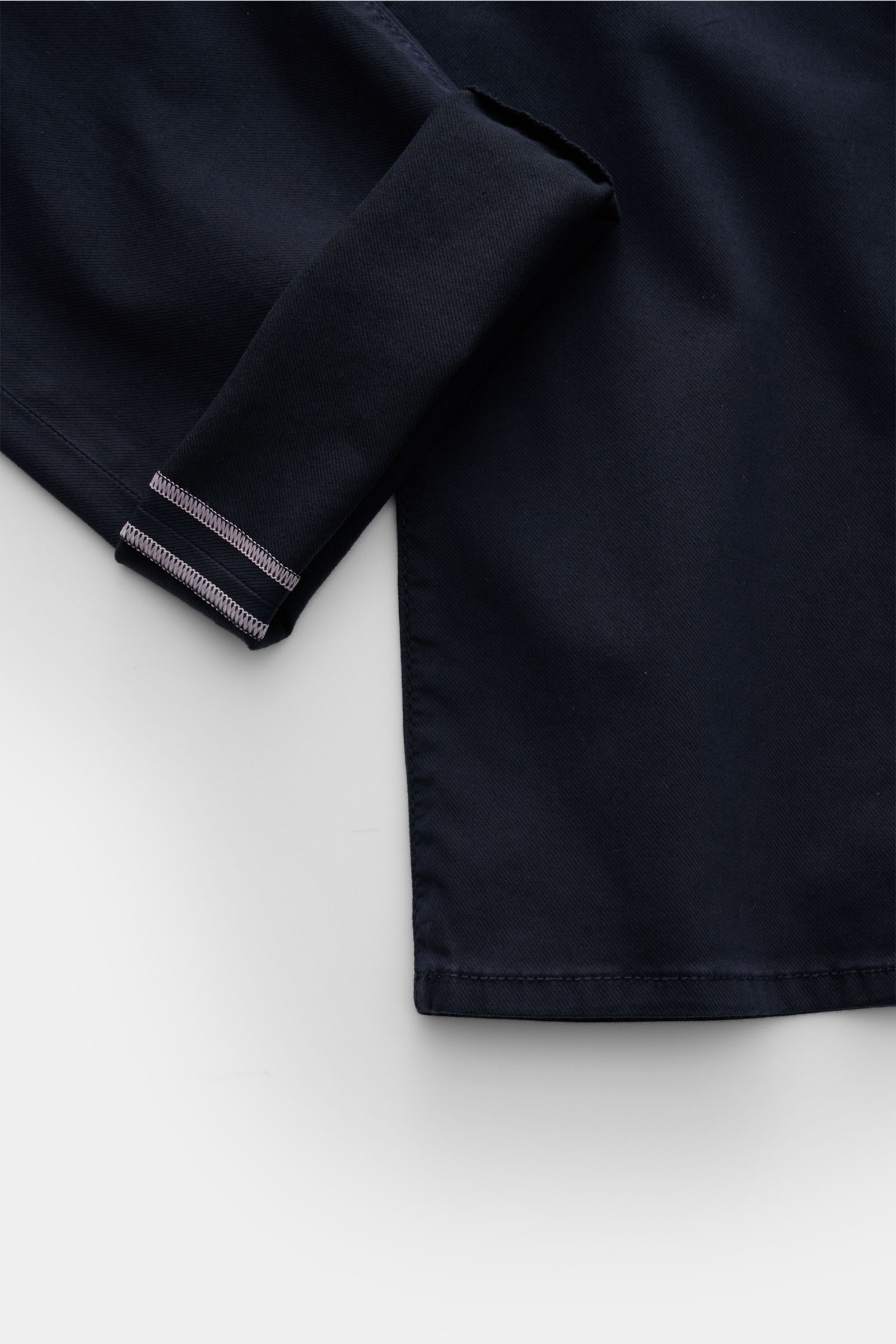 Jacob Cohen Hose 'Bard' navy, Detailansicht des schmal zulaufenden Hosenbeins mit tonalem Stitching aus Baumwoll-Twill, Slim Fit, Button Fly.