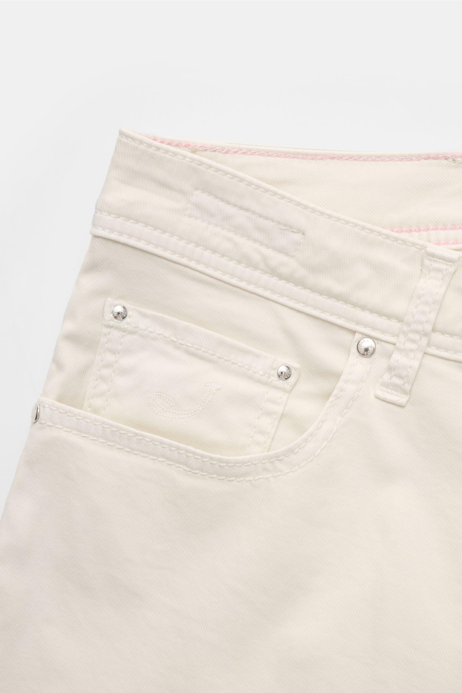 Close-up front view of Jacob Cohen Trousers 'Bard' off-white showing the slim fit five-pocket style with tonal stitching and coin pocket initial.

Get style and quality with the classic five-pocket trousers 'Bard' by JACOB COHEN in a slim fit. This lux