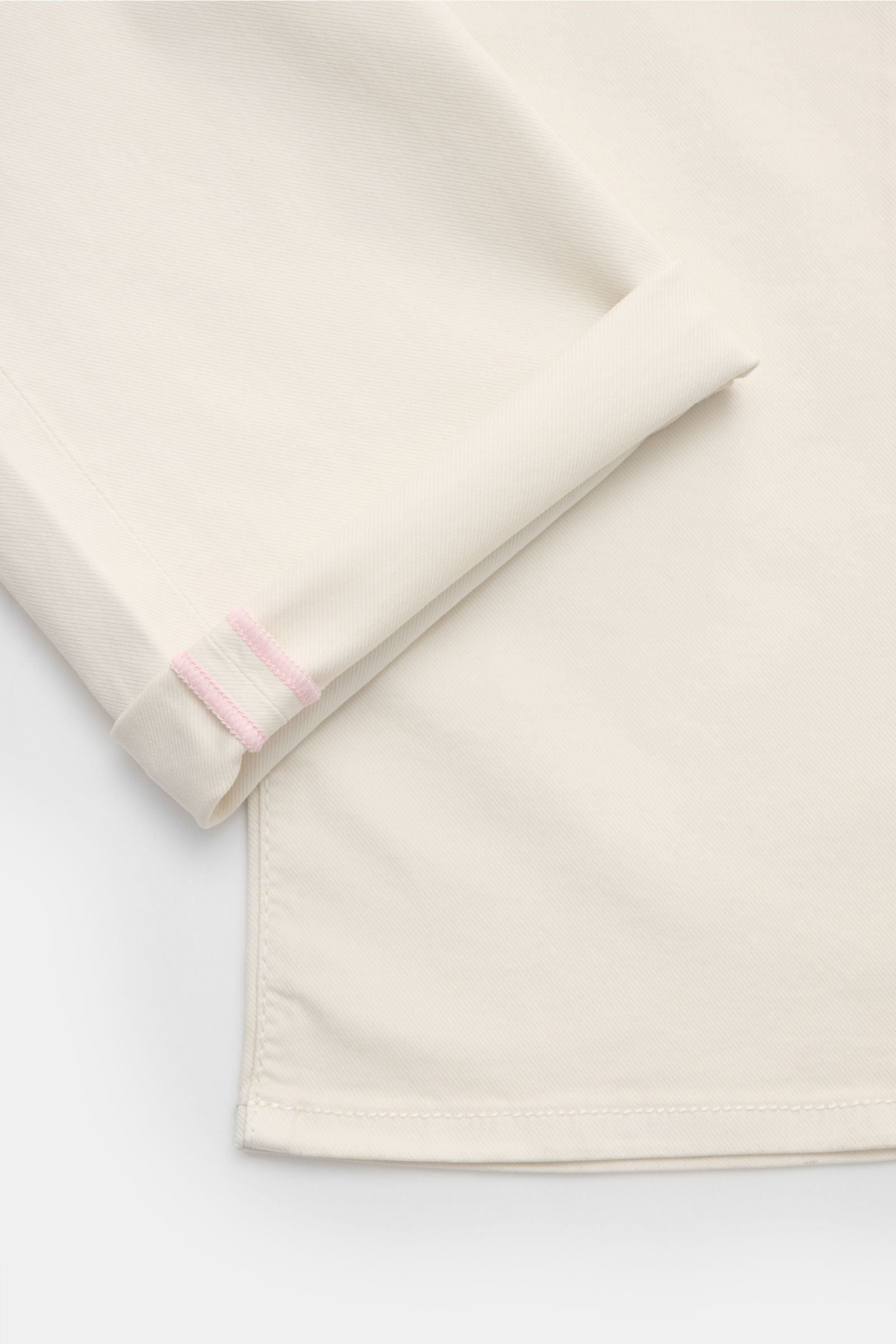 Close-up front view of Jacob Cohen Trousers 'Bard' off-white showing folded cuff with pink stitching on slim fit tapered cotton twill fabric.

Get style and quality with the classic five-pocket trousers 'Bard' by JACOB COHEN in a slim fit. This luxurio