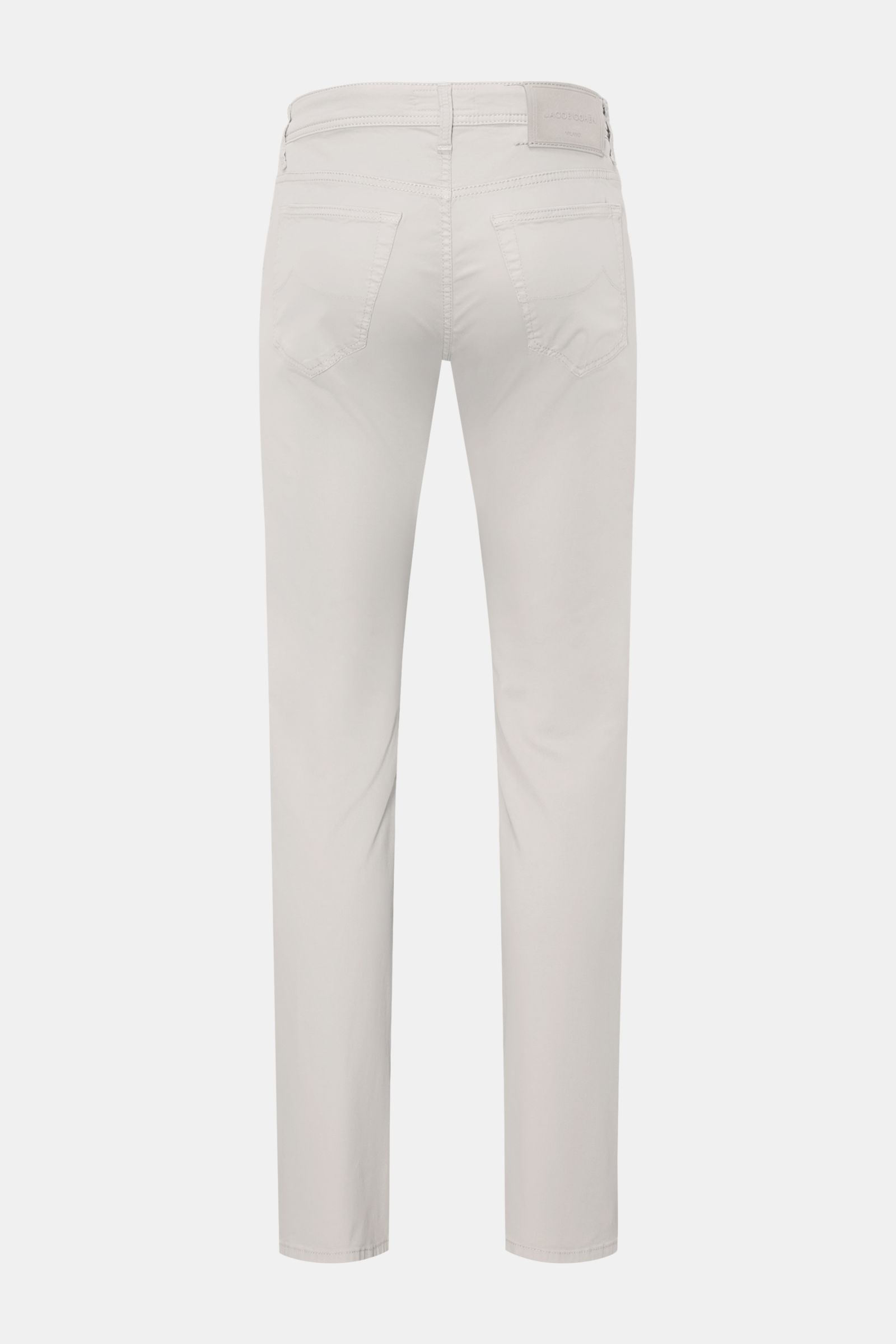 Jacob Cohen Hose 'Bard' hellgrau, Rückansicht, Slim Fit Five-Pocket-Hose aus elastischem Baumwoll-Lyocell-Twill mit Button Fly, Münztasche mit Initial, tonalem Stitching und Leather Patch.