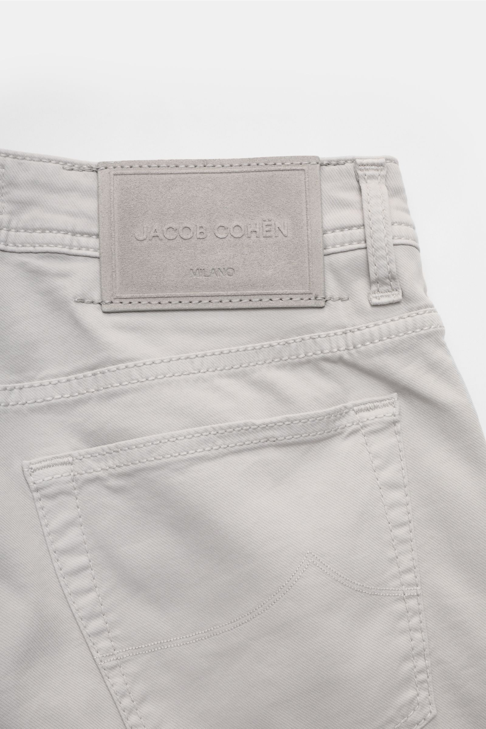 Jacob Cohen Hose 'Bard' hellgrau, Rückansicht mit tonalem Leather Patch, Five-Pocket-Stil, Slim Fit, Baumwoll-Twill, elastisch, Button Fly.