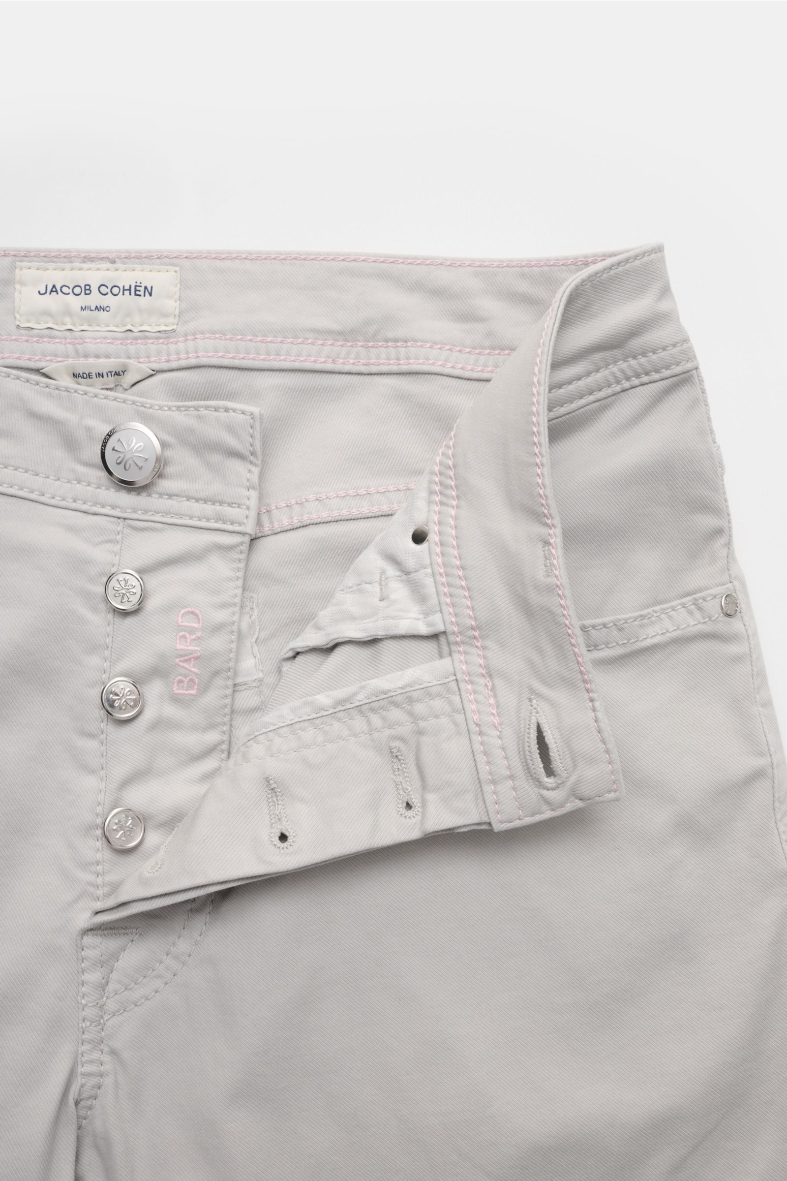 Jacob Cohen Hose 'Bard' hellgrau in Slim Fit, Baumwoll-Twill mit Button Fly, Five-Pocket-Stil, tonalem Stitching, Detailaufnahme von vorne.