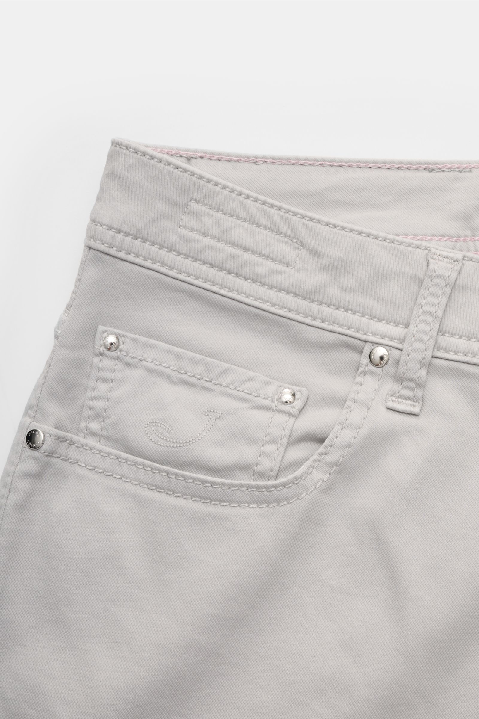Jacob Cohen Hose 'Bard' hellgrau aus Baumwoll-Twill, Slim Fit, Five-Pocket-Stil mit Münztasche, tonalem Stitching, Button Fly, nah fotografiert von oben.