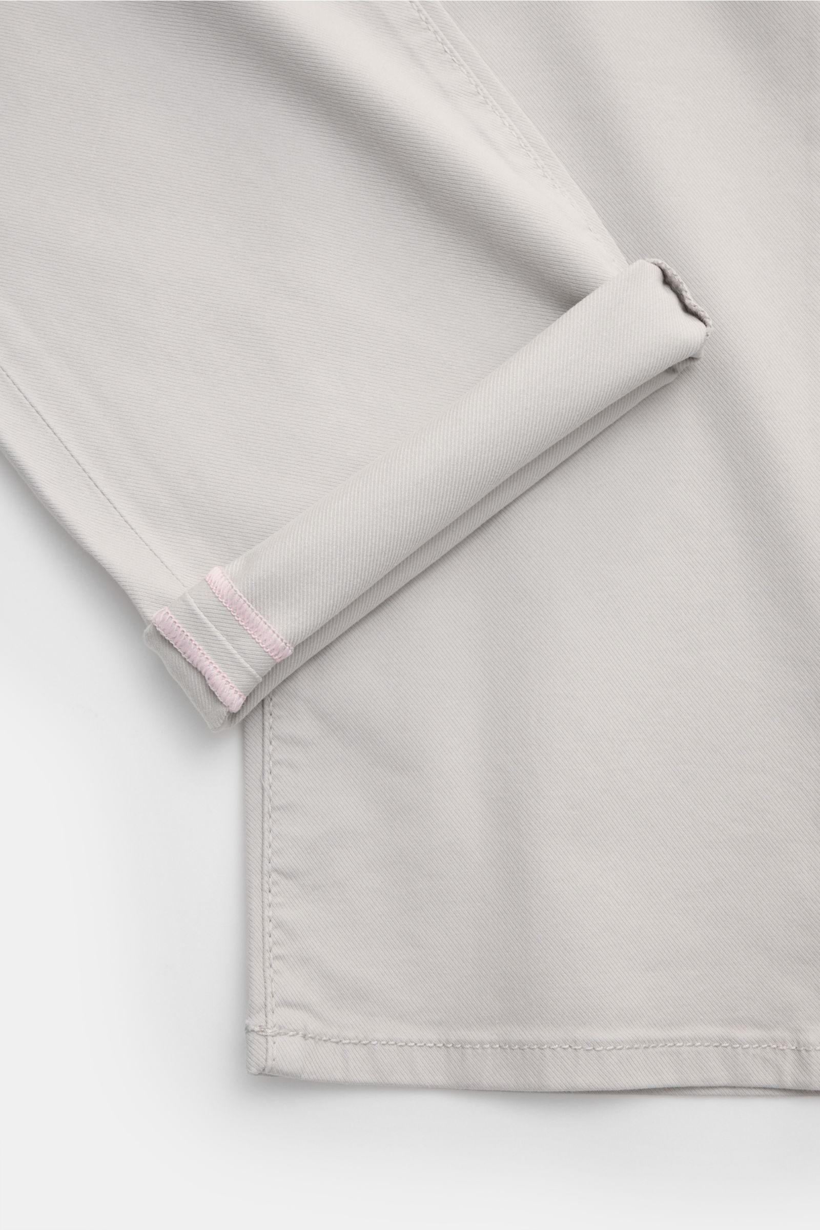 Jacob Cohen Hose 'Bard' hellgrau, Detailaufnahme vom Beinumschlag seitlich, Baumwoll-Twill, Slim Fit, Five-Pocket, elastisch, tonales Stitching.