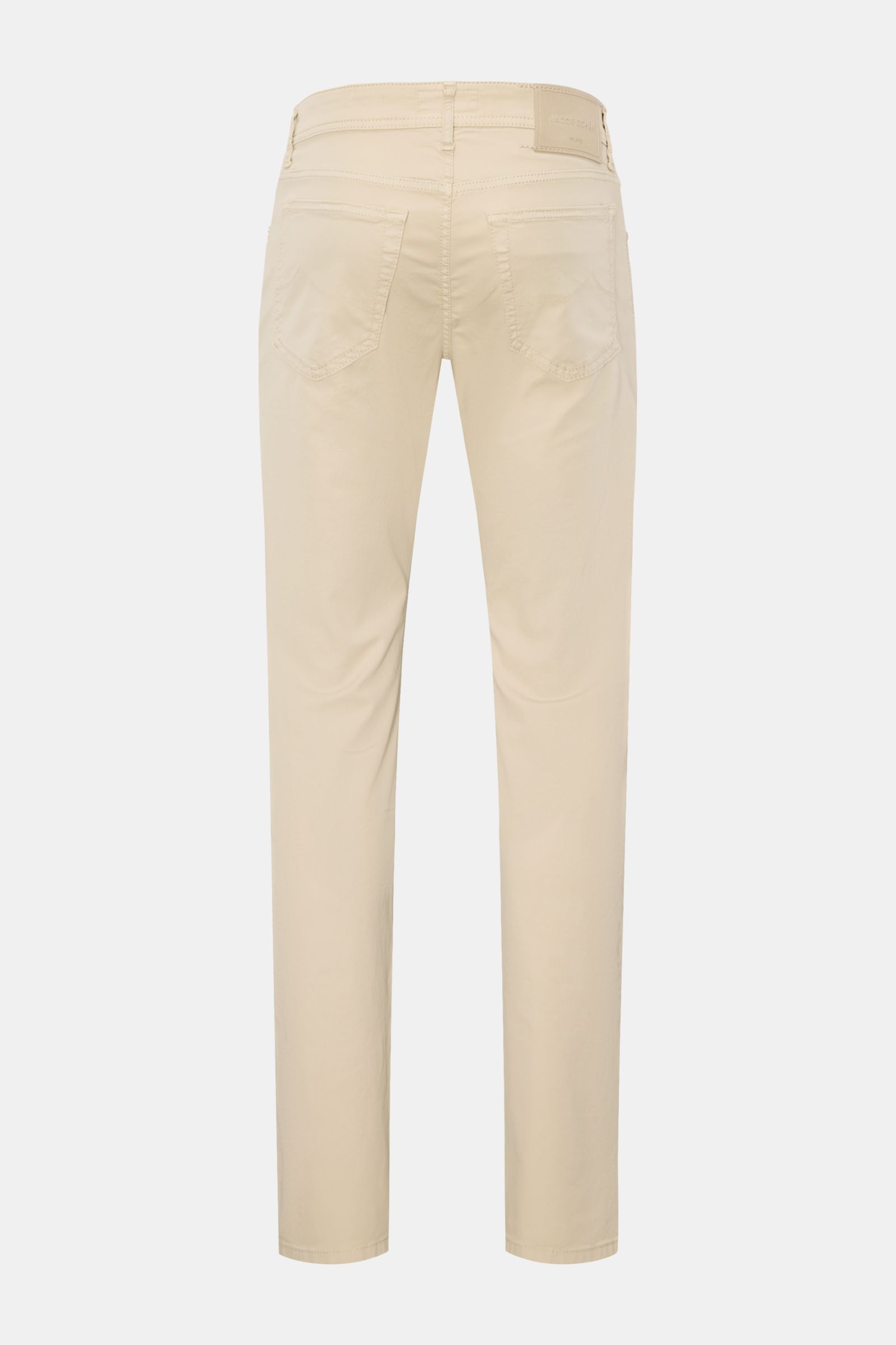 Jacob Cohen Hose 'Bard' beige, Slim Fit Five-Pocket-Hose aus Baumwoll-Twill mit Button Fly, tonalem Stitching, Münztasche, Leather Patch, Rückansicht.