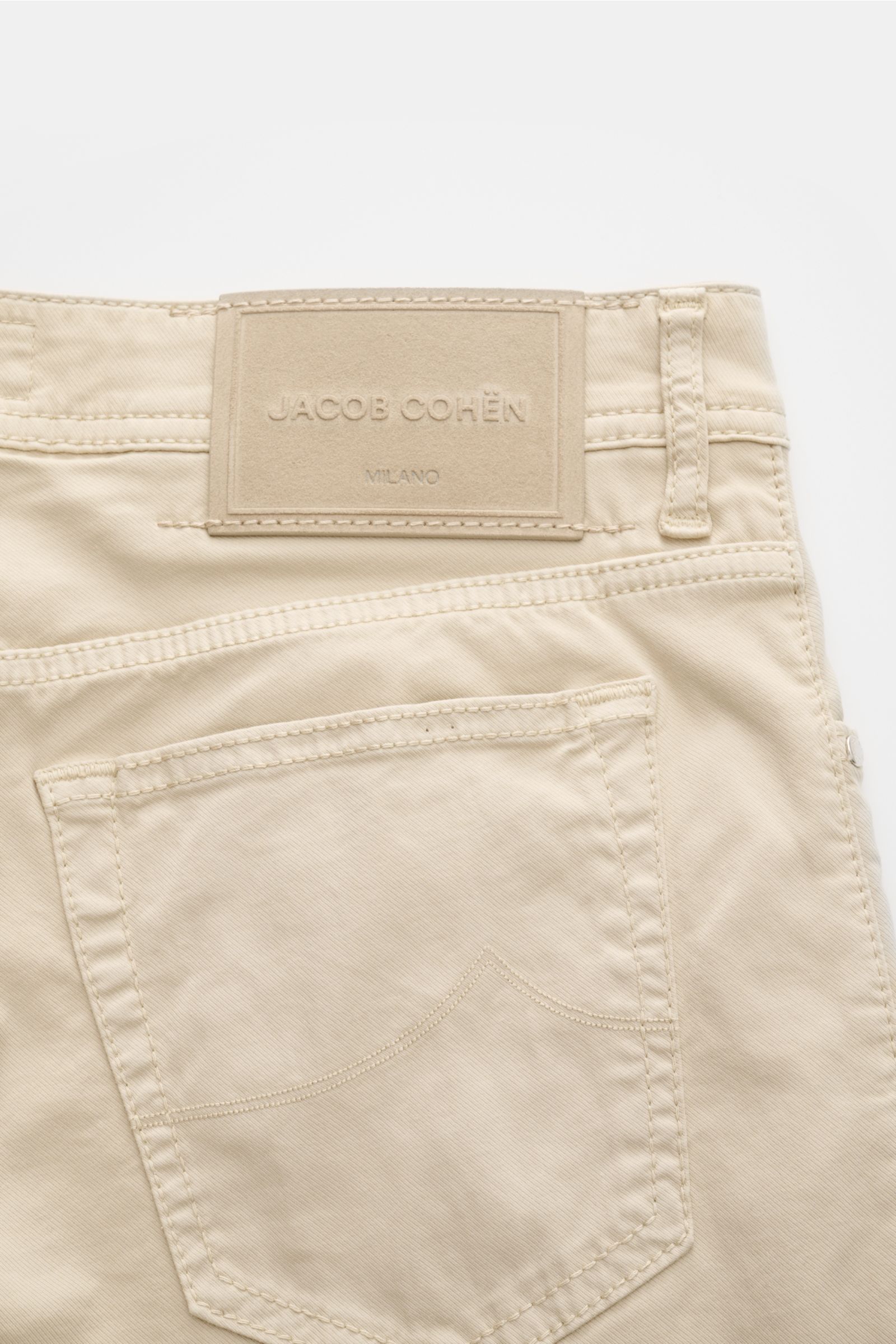 Jacob Cohen Hose 'Bard' beige in Slim Fit, Five-Pocket-Stil, Twill aus Baumwolle/Lyocell, elastisch, Detailansicht Rückseite mit tonalem Stitching und Leather Patch.