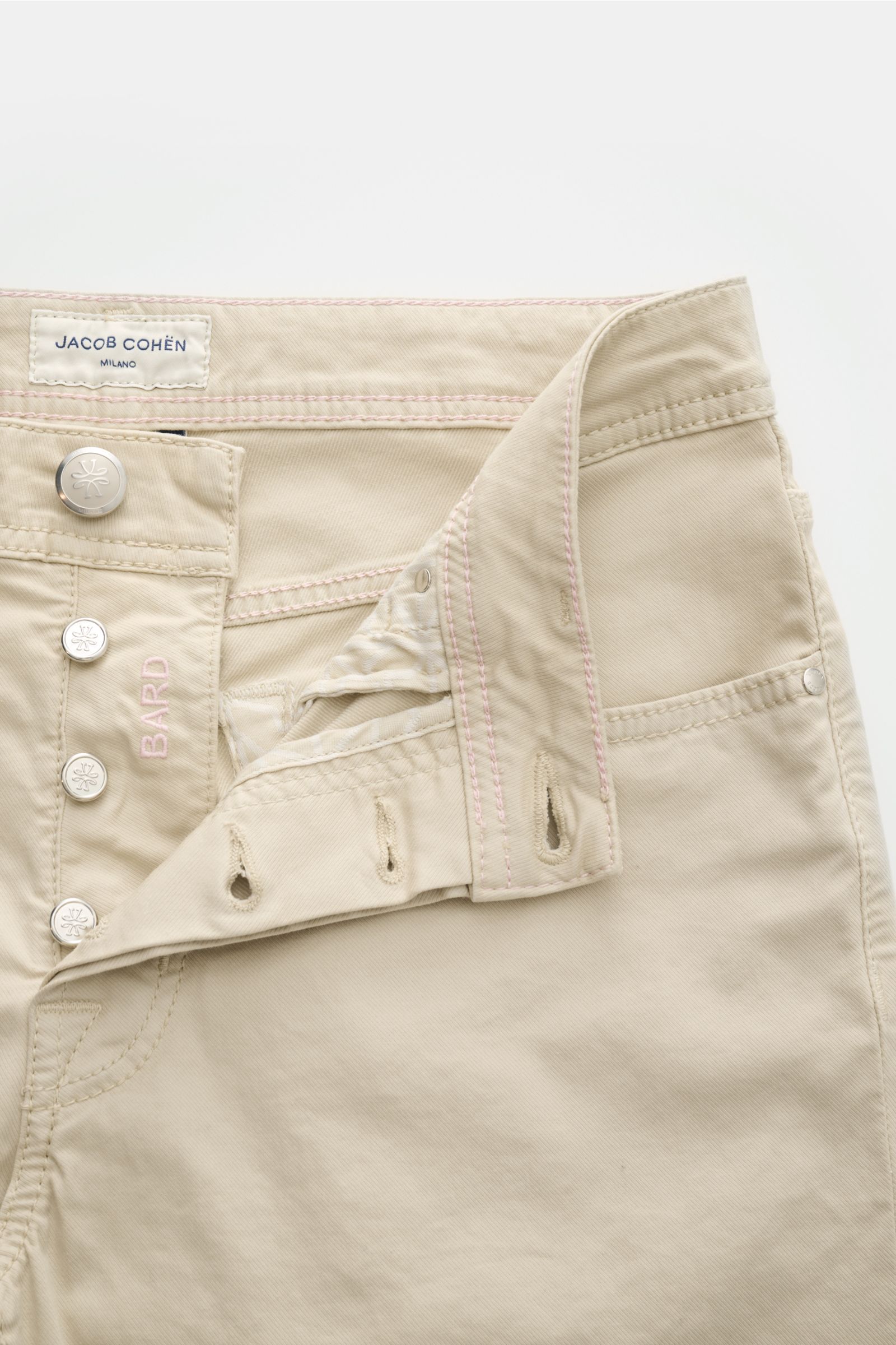 Jacob Cohen Hose 'Bard' beige im Slim Fit, aus Baumwoll-Lyocell-Twill, Button Fly, Five-Pocket-Stil mit Münztasche, nah von vorne fotografiert.