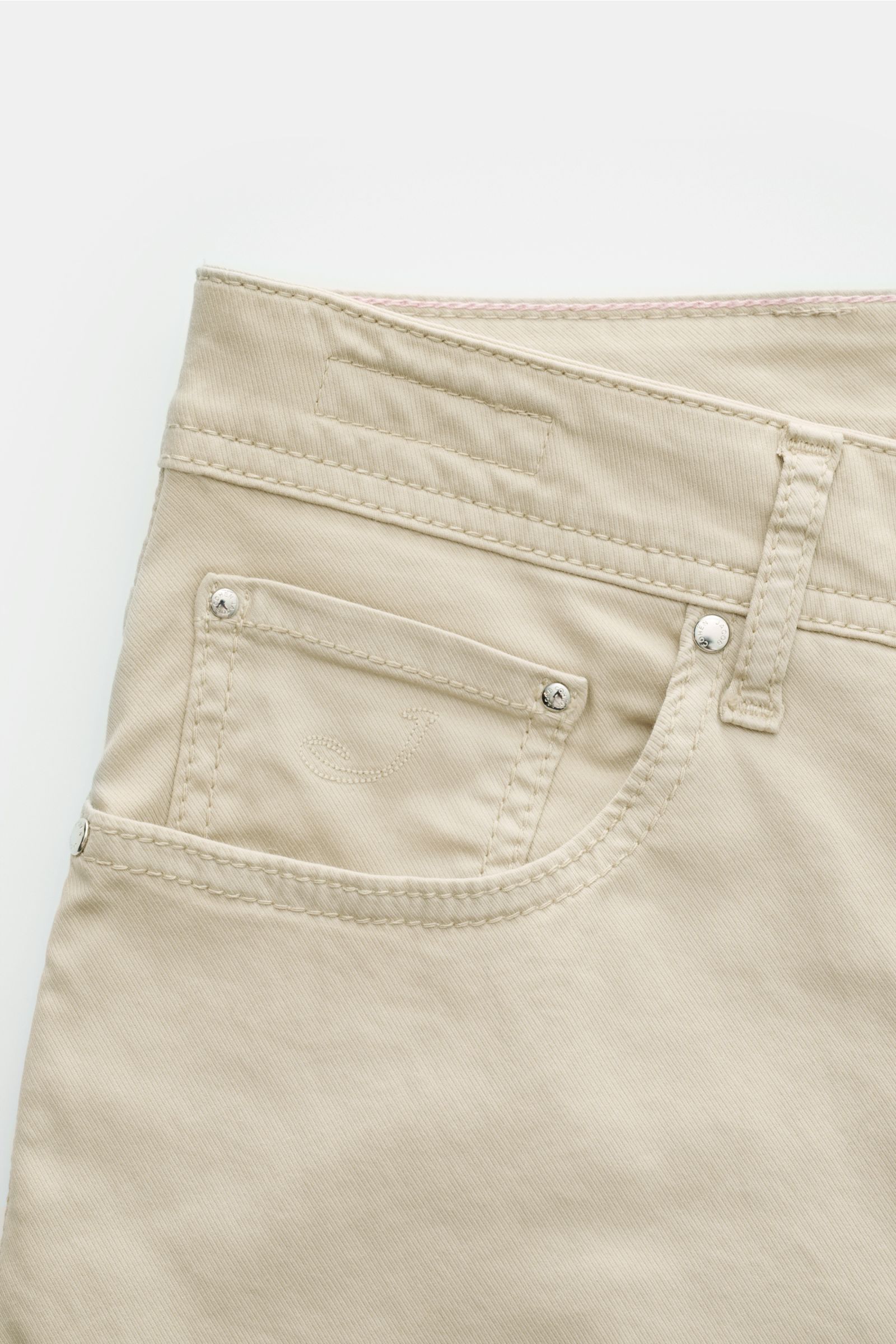 Jacob Cohen Hose 'Bard' beige, Detailansicht der Five-Pocket-Hose im Slim Fit aus Baumwoll-Twill mit elastischer Qualität, tonalem Stitching und Münztasche.
