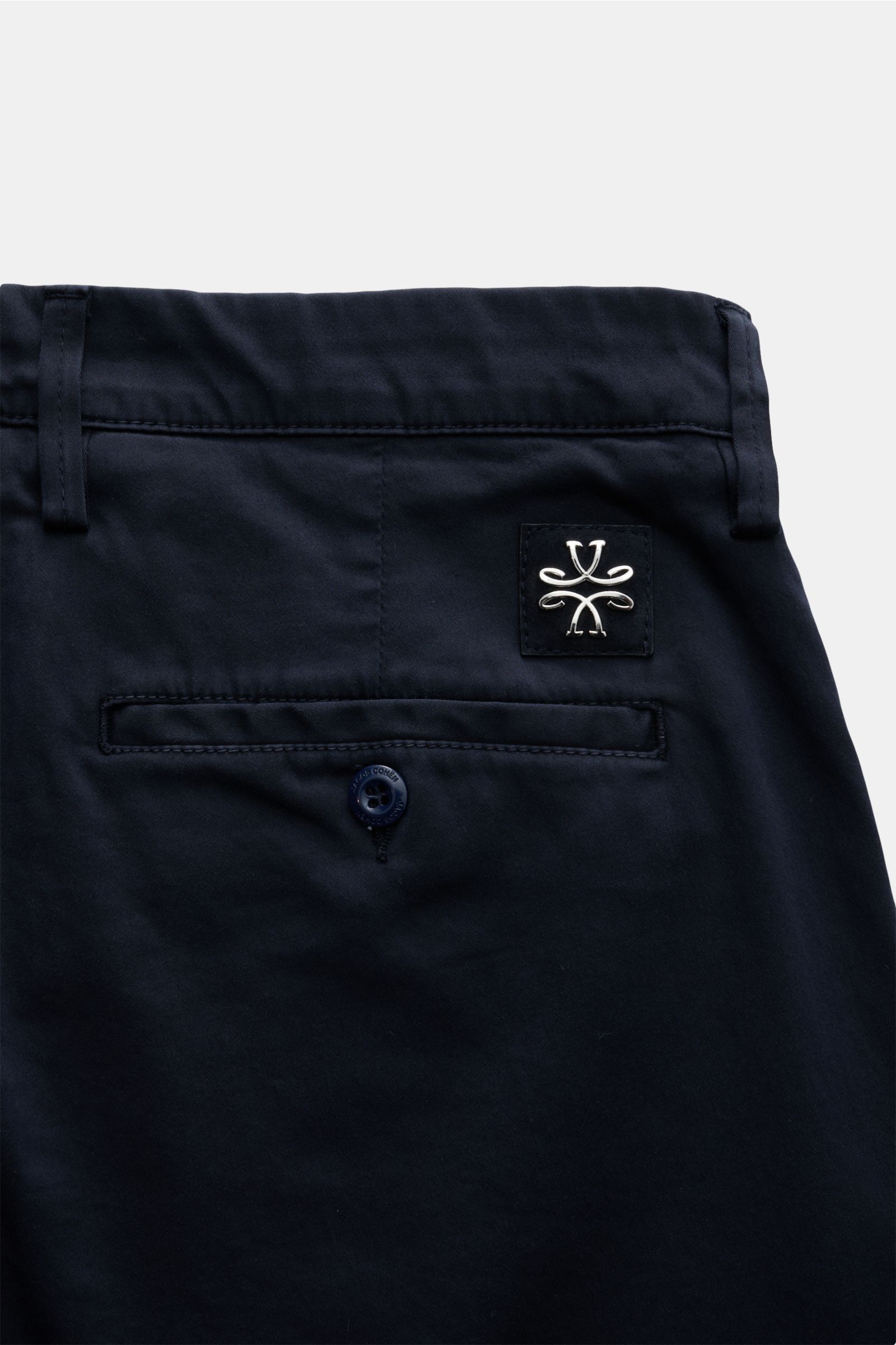 Jacob Cohen Chino 'Bobby' navy Rückansicht mit schmal zulaufendem Schnitt, feinem Baumwoll-Twill, Knopf-Gesäßtasche und Verloursleder-Patch.