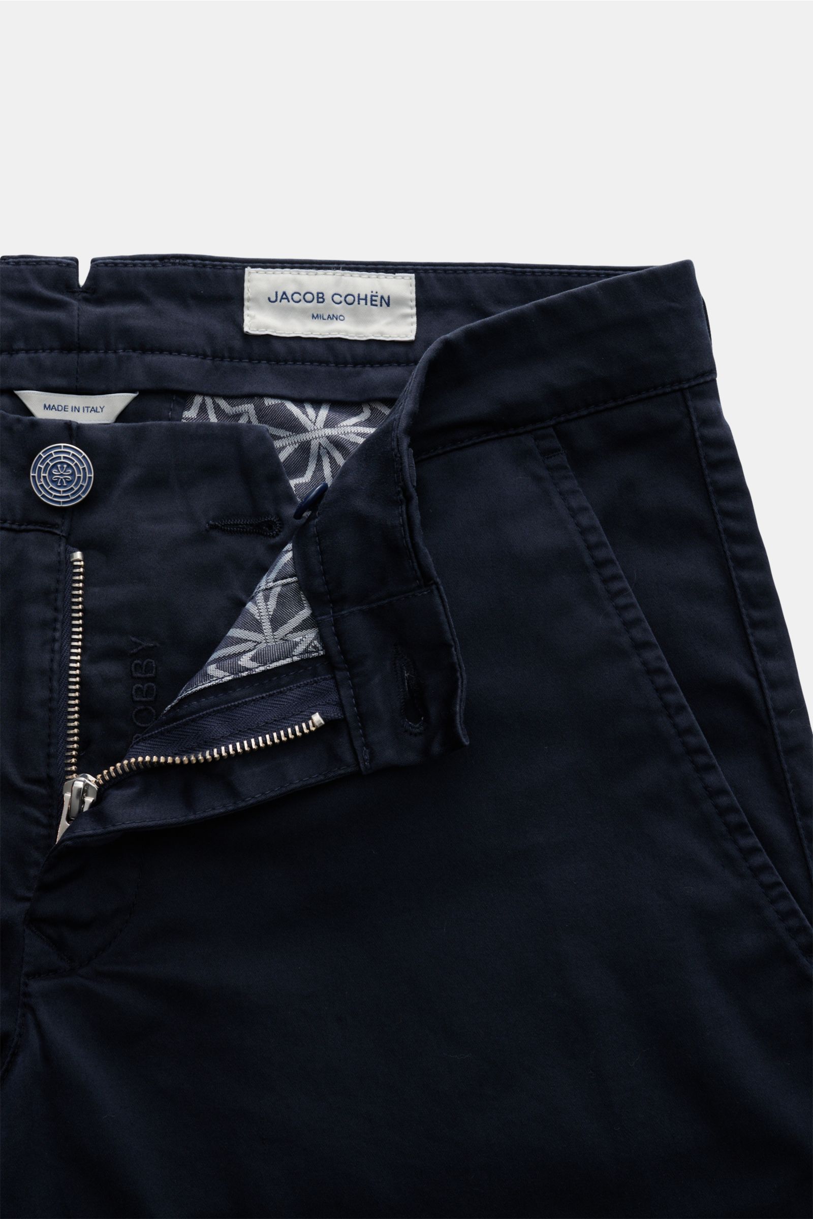 Jacob Cohen Chino 'Bobby' navy aus feinem Baumwoll-Twill, slim Fit mit Reißverschluss, Bundknopf, französischen Taschen, nah von oben fotografiert.