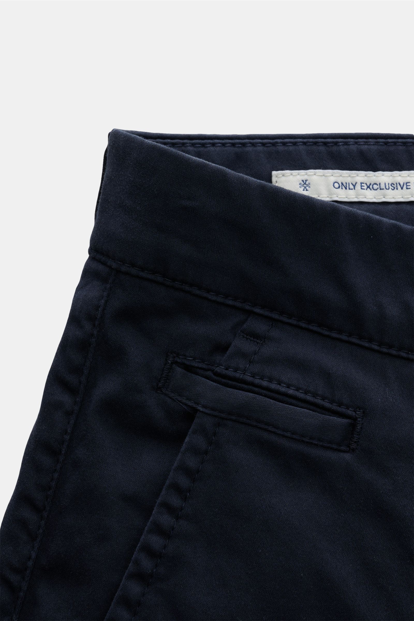 Jacob Cohen Chino 'Bobby' navy in schmalem Slim Fit, Baumwoll-Twill, garment dyed, mit französischen Taschen, Münztasche und Leder-Patch, Detailansicht Bund.