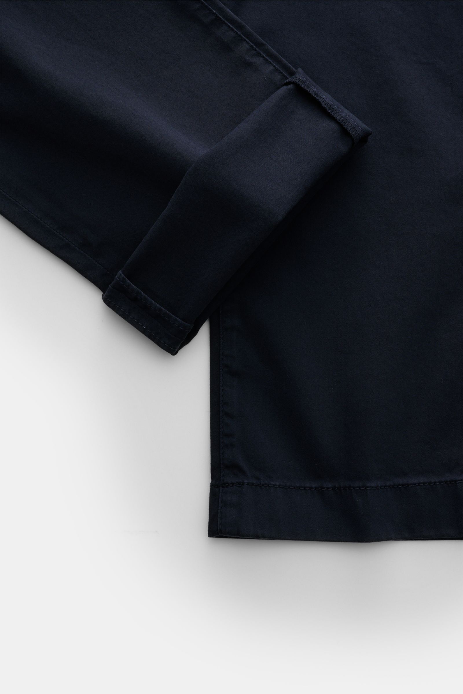 Jacob Cohen Chino 'Bobby' navy aus feinem, elastischem Baumwoll-Twill, schmaler Schnitt, Detailansicht Saum und Beinumschlag, garment dyed.