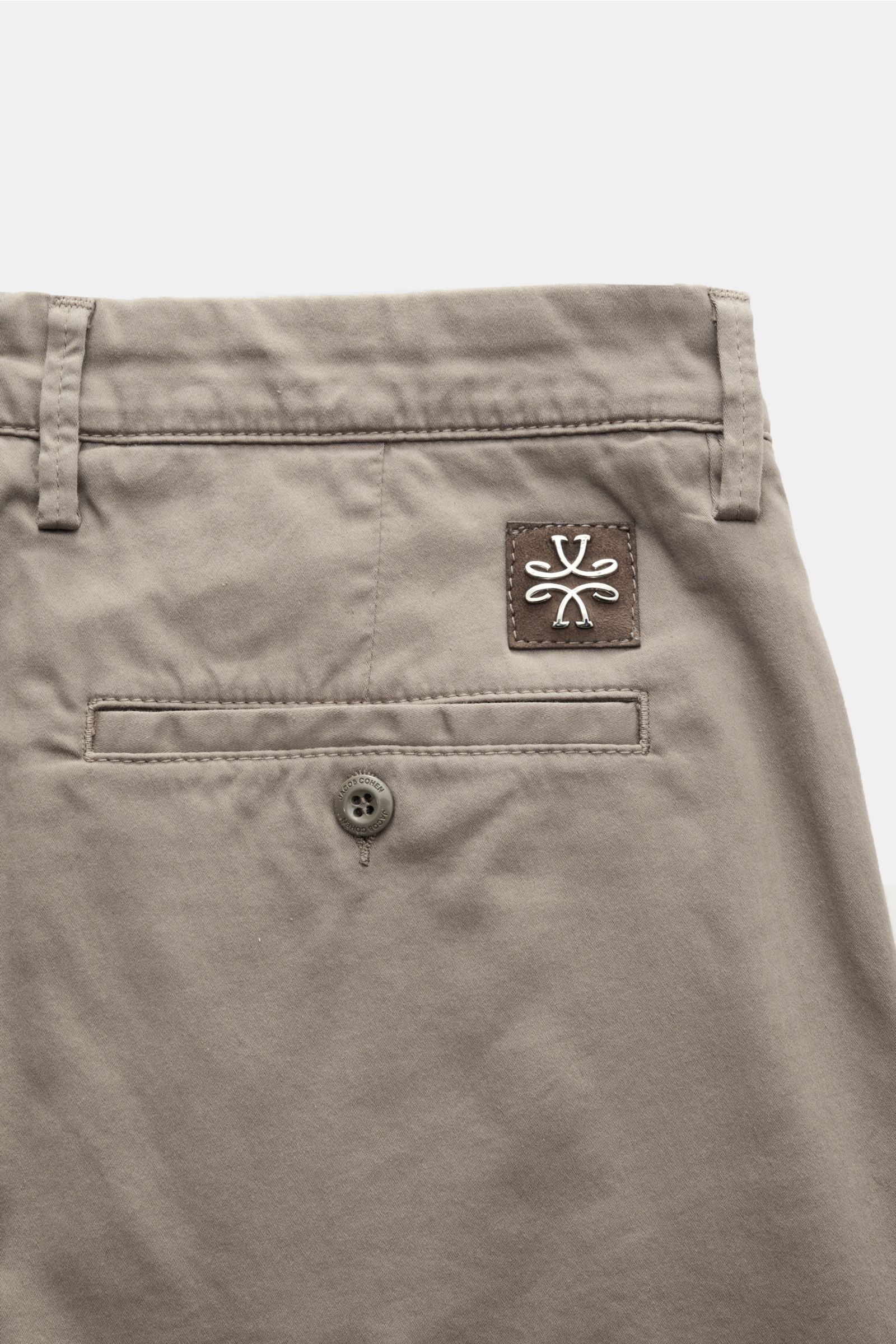 Jacob Cohen Chino 'Bobby' taupe, Detailaufnahme Rückseite schmal zulaufend, feiner Baumwoll-Twill, weicher Griff, Knopf- und paspelierte Taschen, Verloursleder-Patch.