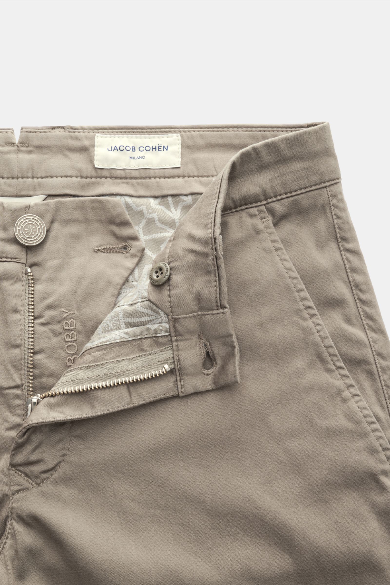 Jacob Cohen Chino 'Bobby' taupe aus feinem Baumwoll-Twill, slim Fit, elastic, Reißverschluss, Bundknopf, französische Taschen, Detailansicht oben.