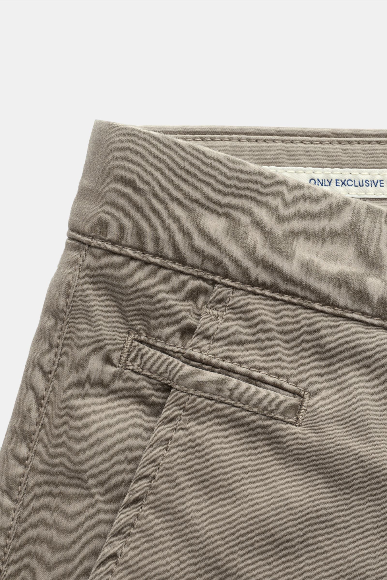 Jacob Cohen Chino 'Bobby' taupe in schmalem Schnitt, feiner Baumwoll-Twill, frontal Nahaufnahme der Bund- und Taschenpartie.