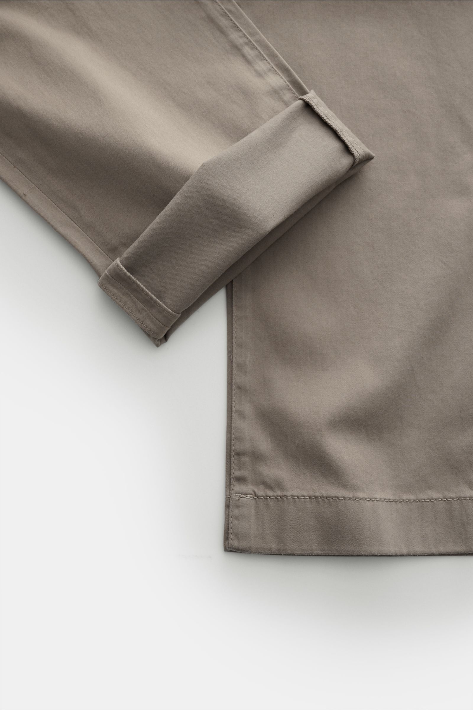 Jacob Cohen Chino 'Bobby' taupe aus feinem, elastischem Baumwoll-Twill, slim Fit, schmal zulaufend, Detailansicht Saum und Beinaufschlag.