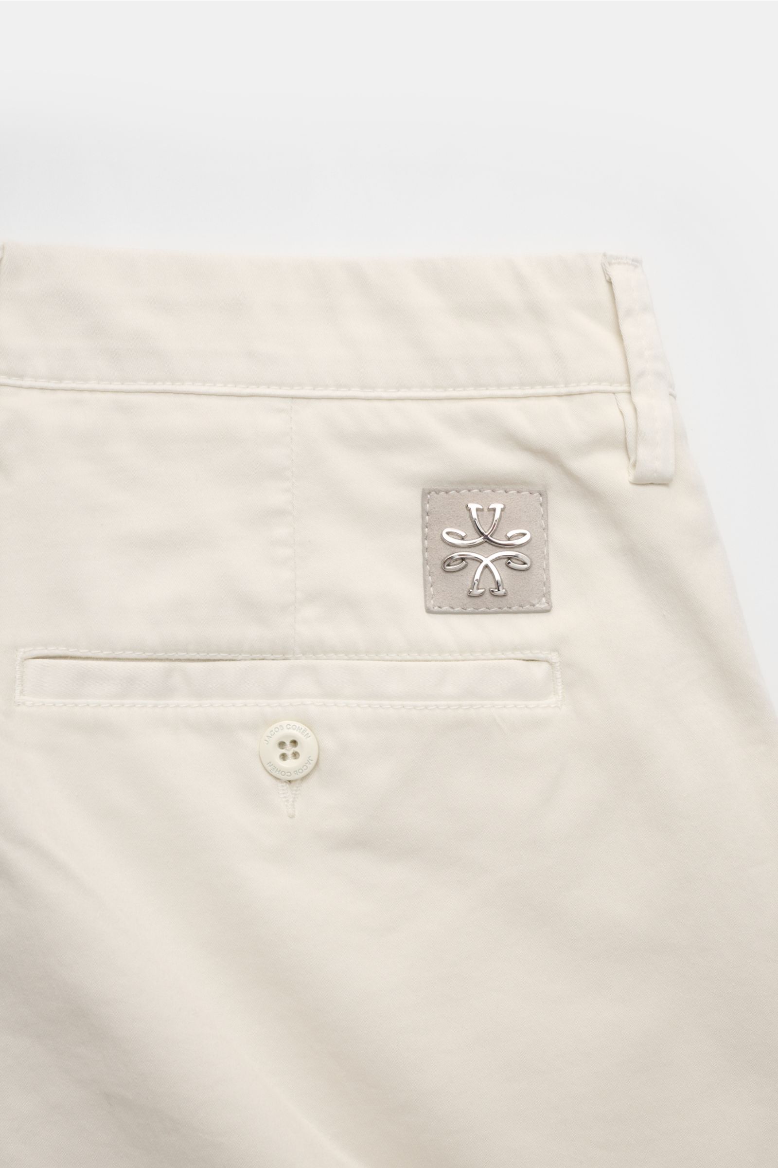 Jacob Cohen Chino 'Bobby' sand, Rückansicht der slim fit Baumwollhose mit weichem Griff, Knopf-Gesäßtasche und Verloursleder-Patch.