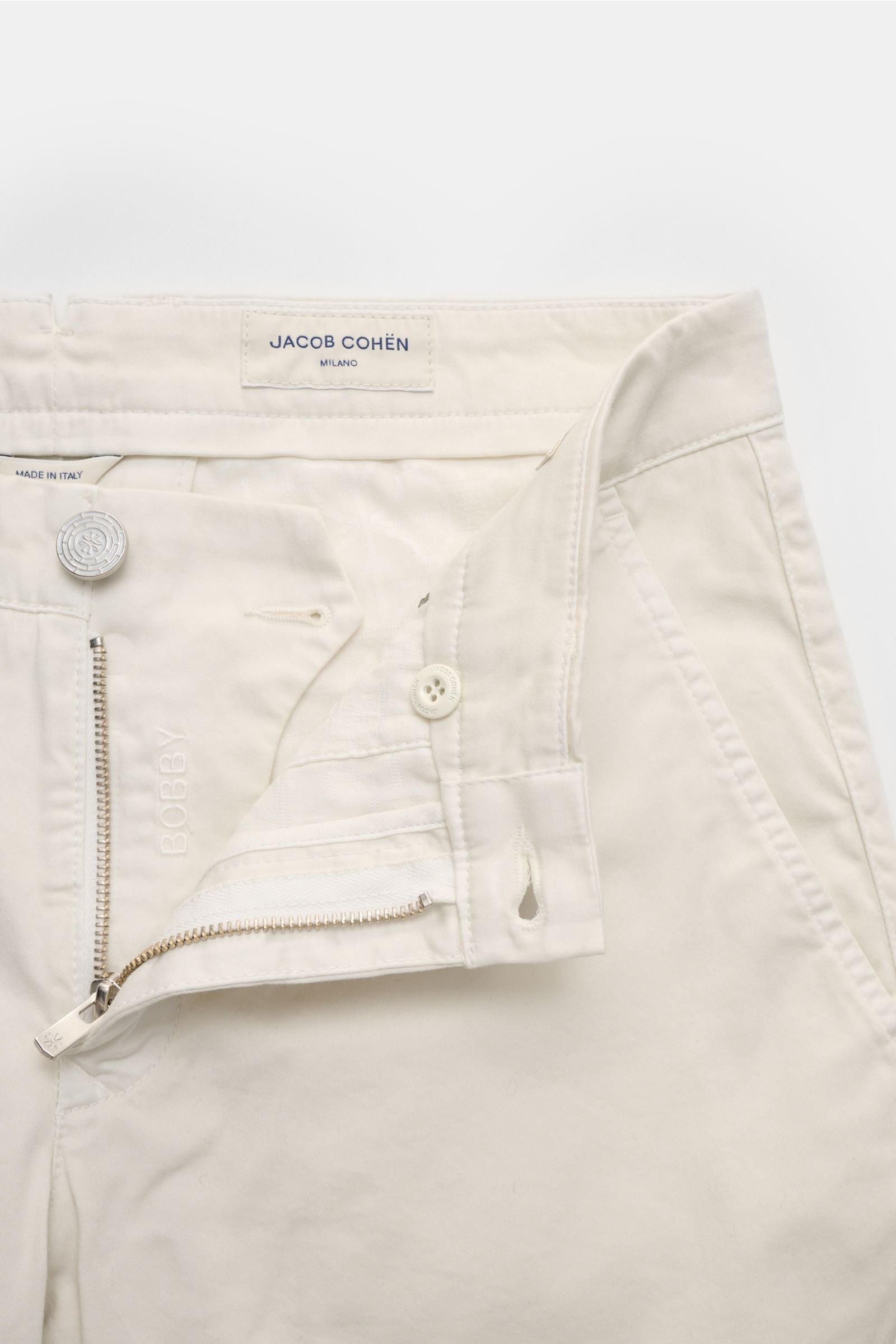 Jacob Cohen Chino 'Bobby' sand, Detailaufnahme von Bund und Reißverschluss, Baumwoll-Twill, Slim Fit, weicher Griff, französische Taschen.