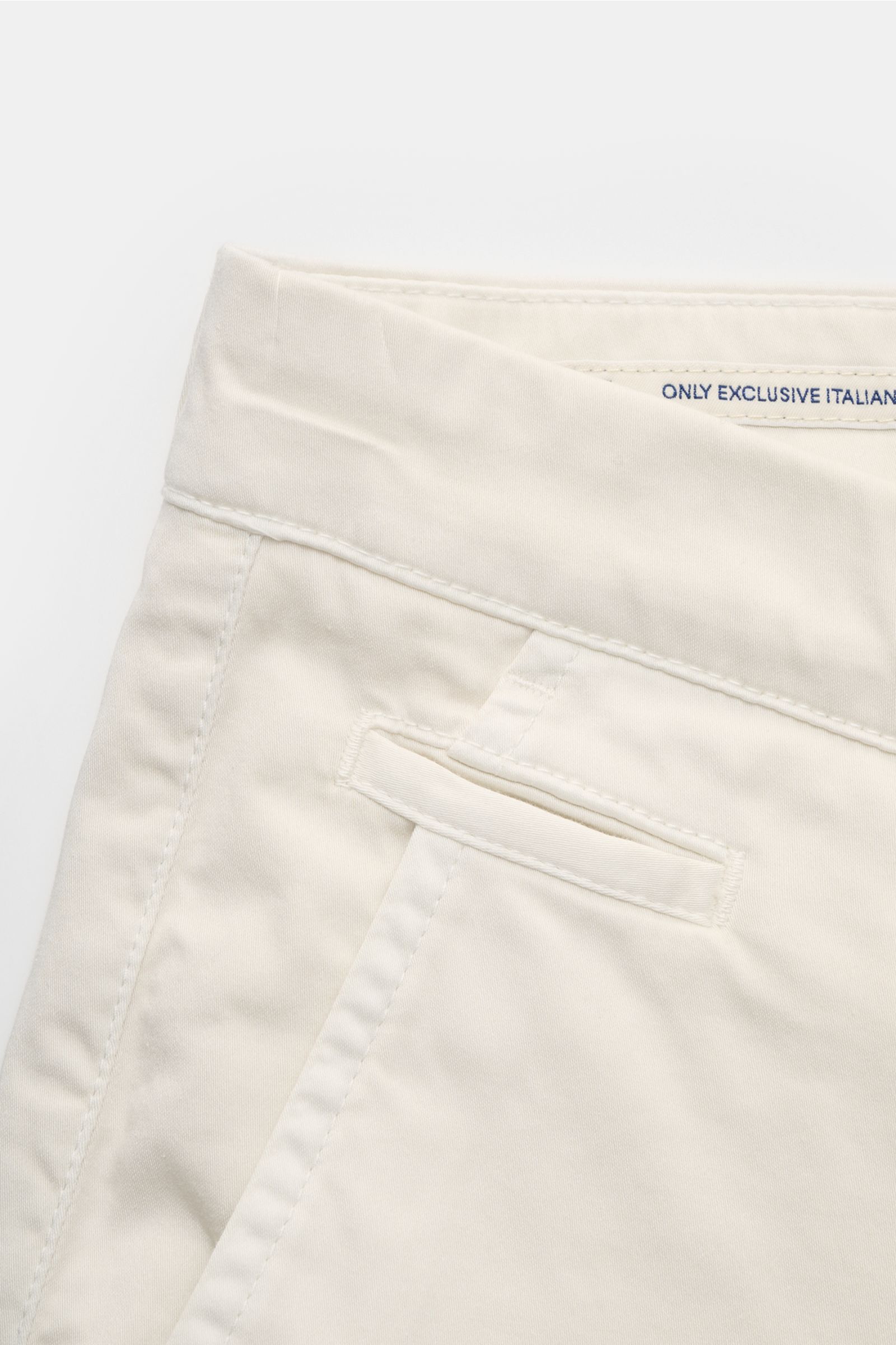 Jacob Cohen Chino 'Bobby' sand, schmal zulaufend, feiner Baumwoll-Twill, elastisch, weicher Griff, garment dyed, französische Taschen, Detailansicht Bund und Münztasche.