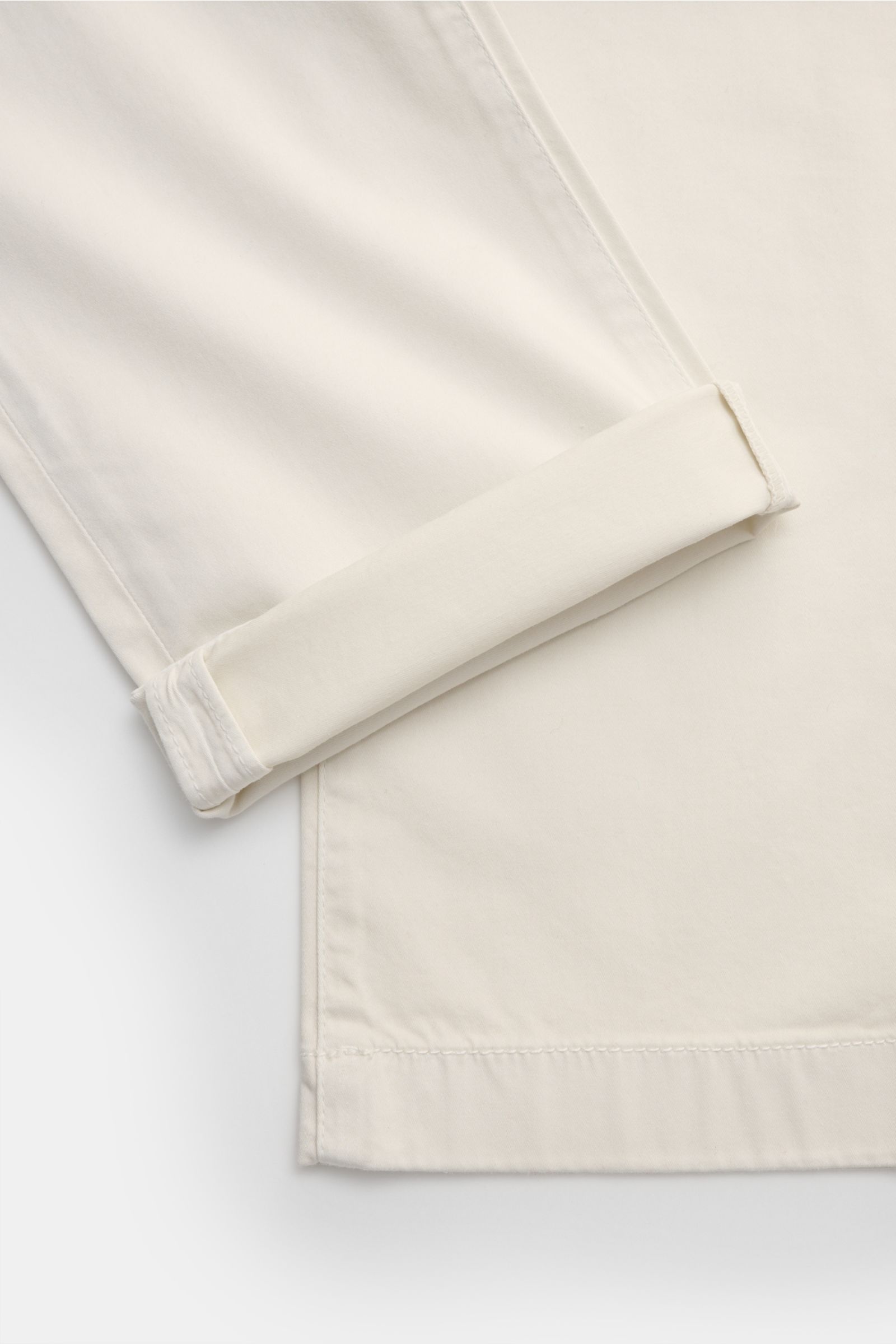 Jacob Cohen Chino 'Bobby' sand, Detailaufnahme des Beinabschlusses aus feinem Baumwoll-Twill, slim Fit, soft und garment dyed.