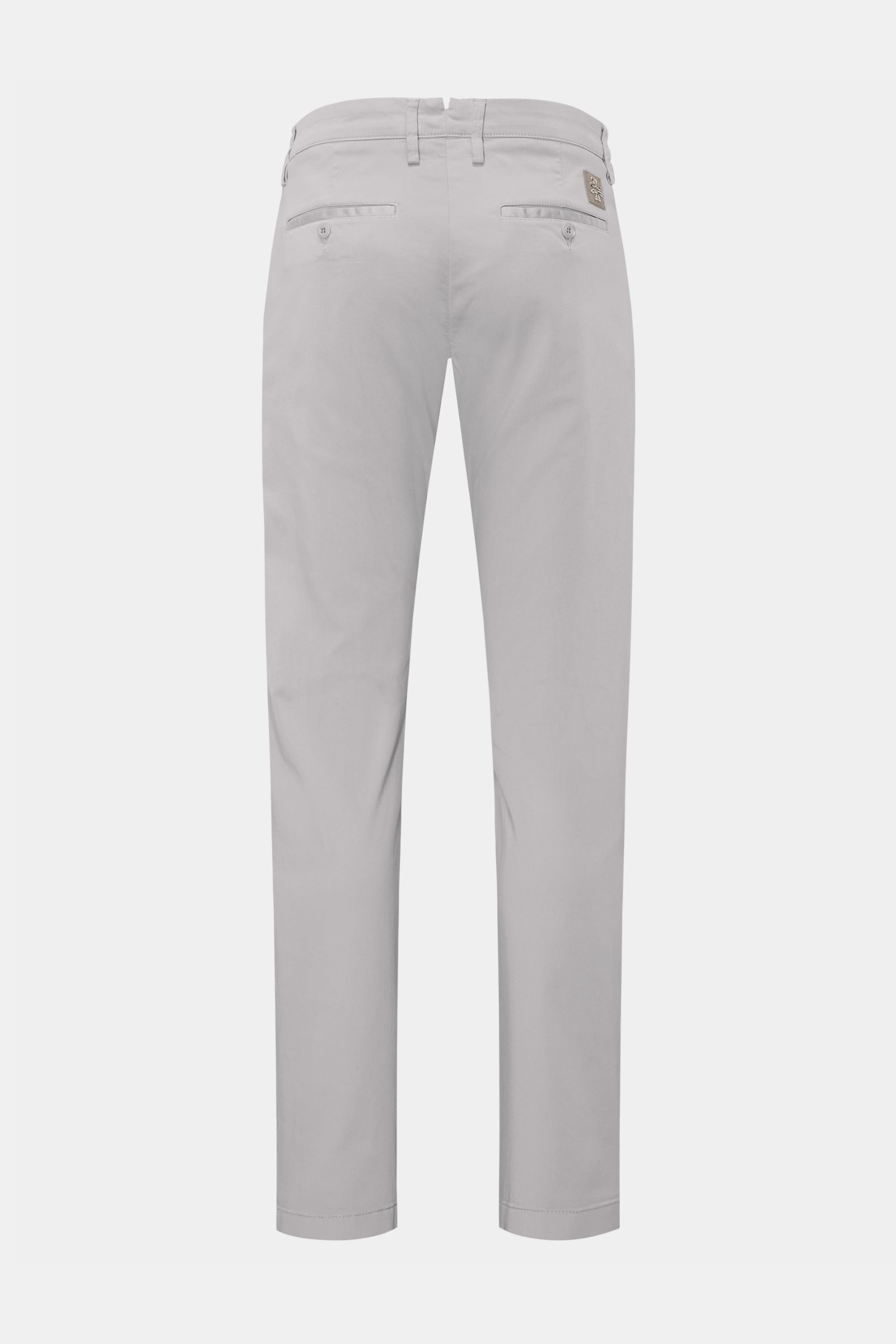 Jacob Cohen Chino 'Bobby' hellgrau, Rückansicht, slim fit aus weichem, elastischem Baumwoll-Twill, mit französischen Taschen, Knöpfen und Leder-Patch.