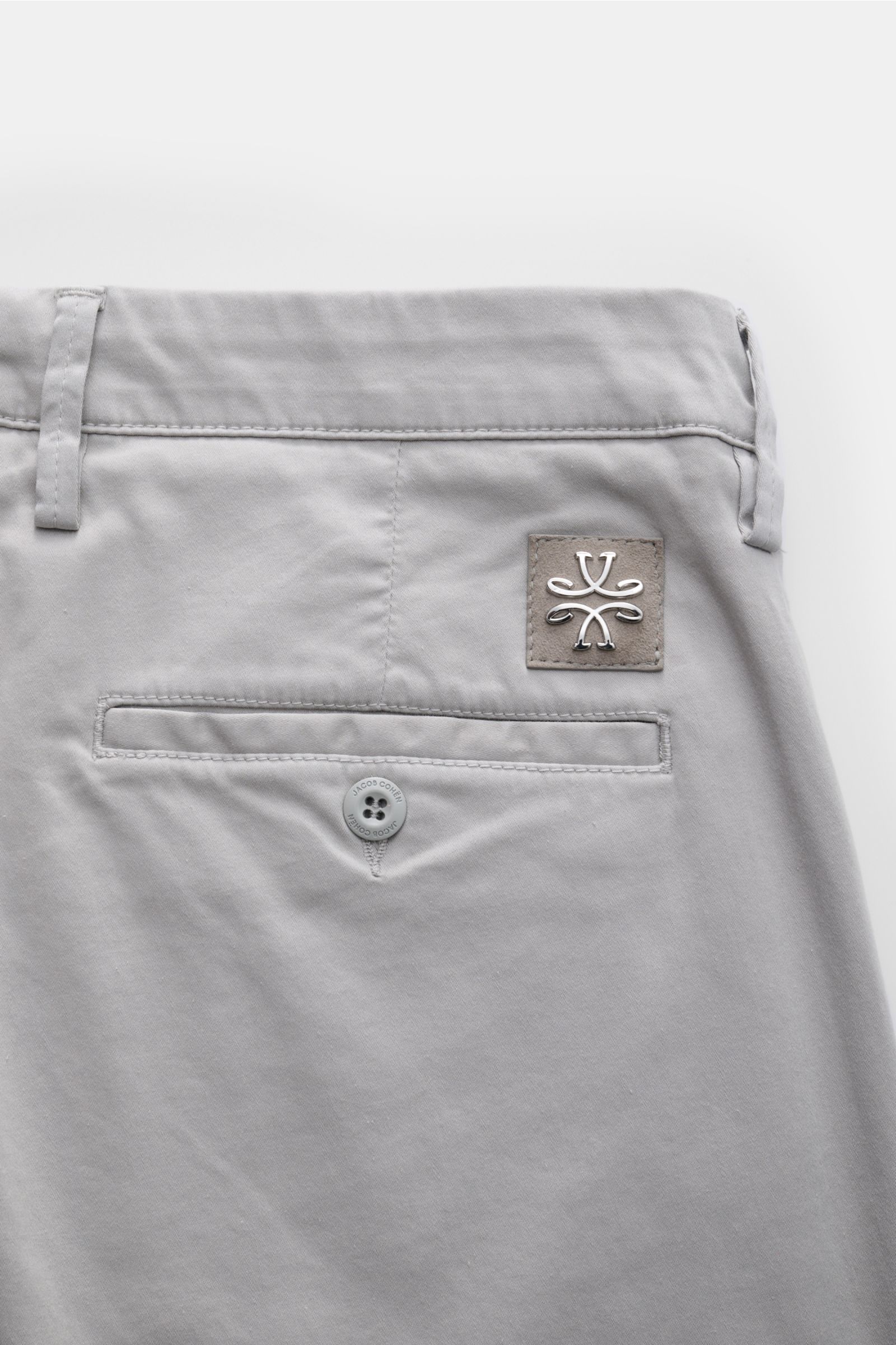 Jacob Cohen Chino 'Bobby' hellgrau, Detailansicht von hinten oben, Baumwoll-Twill, Slim Fit, weicher Griff, Taschen, Knopf, Leder-Patch.