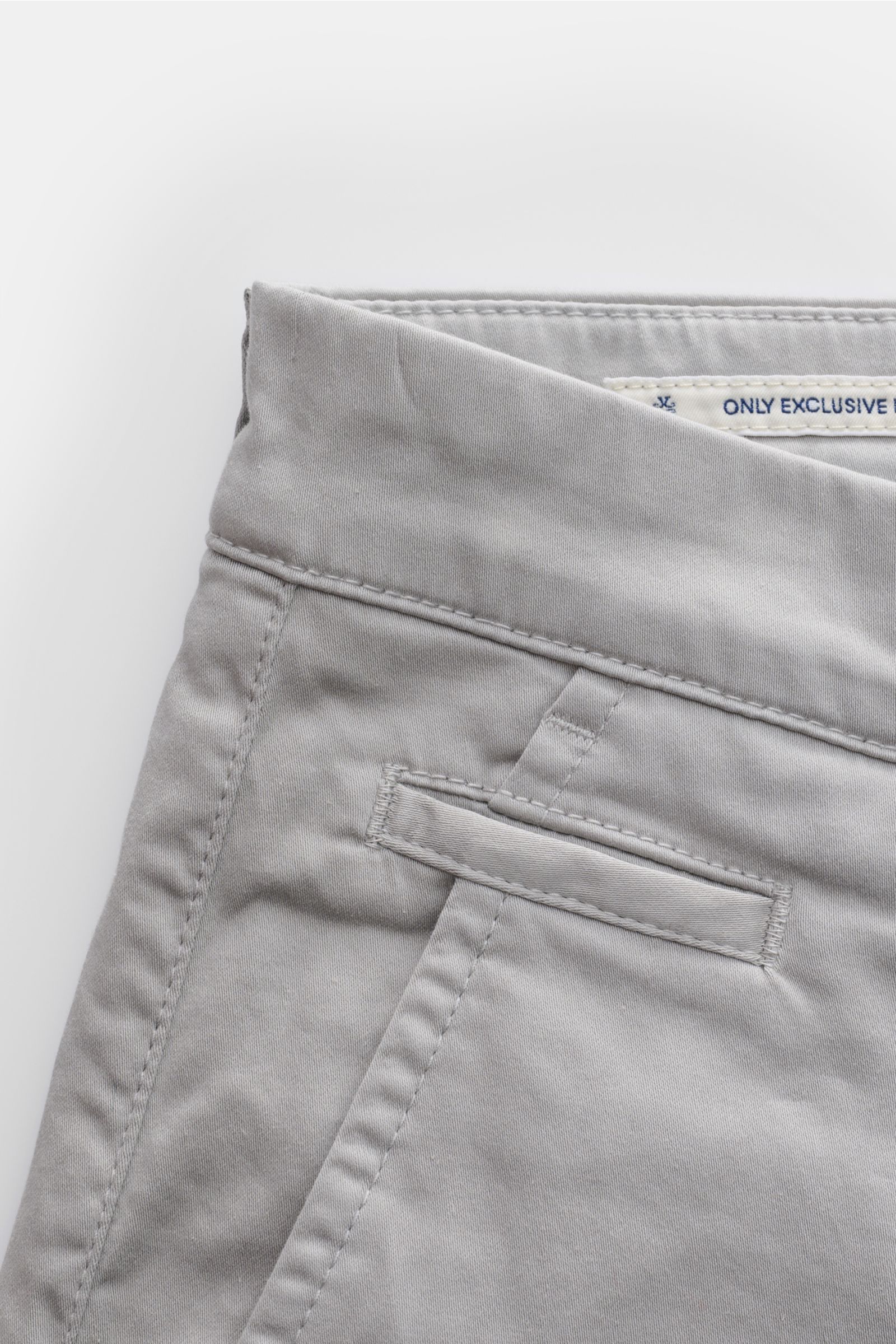 Jacob Cohen Chino 'Bobby' hellgrau, schmal zulaufend, feiner Baumwoll-Twill, weicher Griff, französische Taschen, Detailaufnahme von Bund und Gesäßtasche.