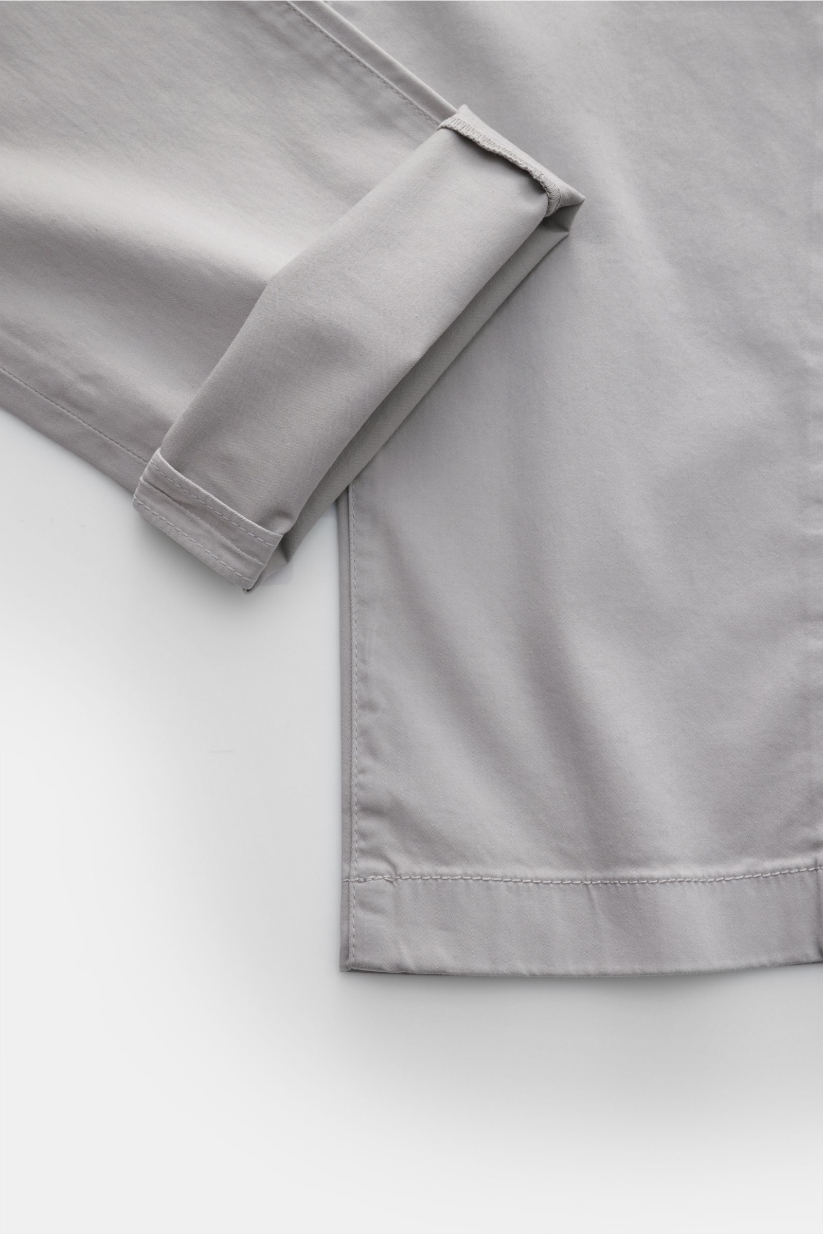 Jacob Cohen Chino 'Bobby' hellgrau im Slim Fit, schmal zulaufend, aus weichem, elastischem Baumwoll-Twill, frontal liegend mit umgeschlagenem Bein.