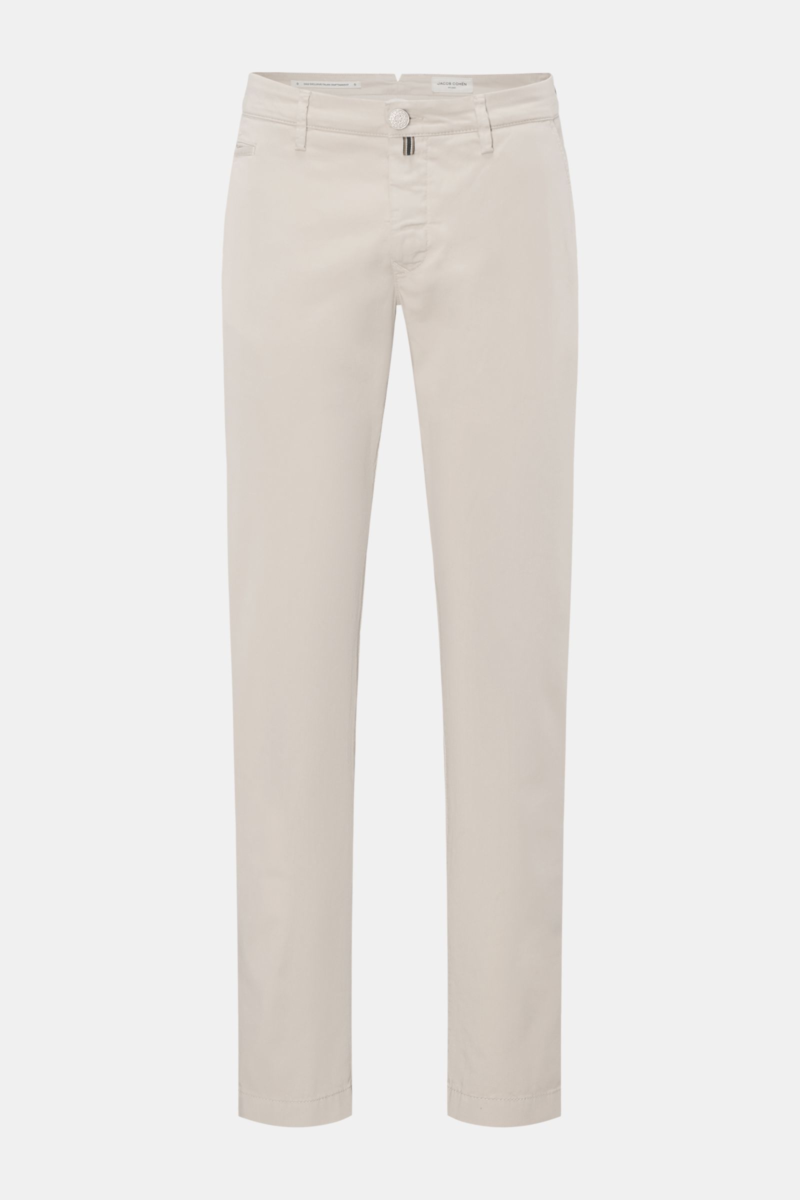 Jacob Cohen Chino 'Bobby' beige, slim fit Baumwollhose, schmal zulaufend, garment dyed, Reißverschluss, Bundknopf, französische Taschen, frontal fotografiert.