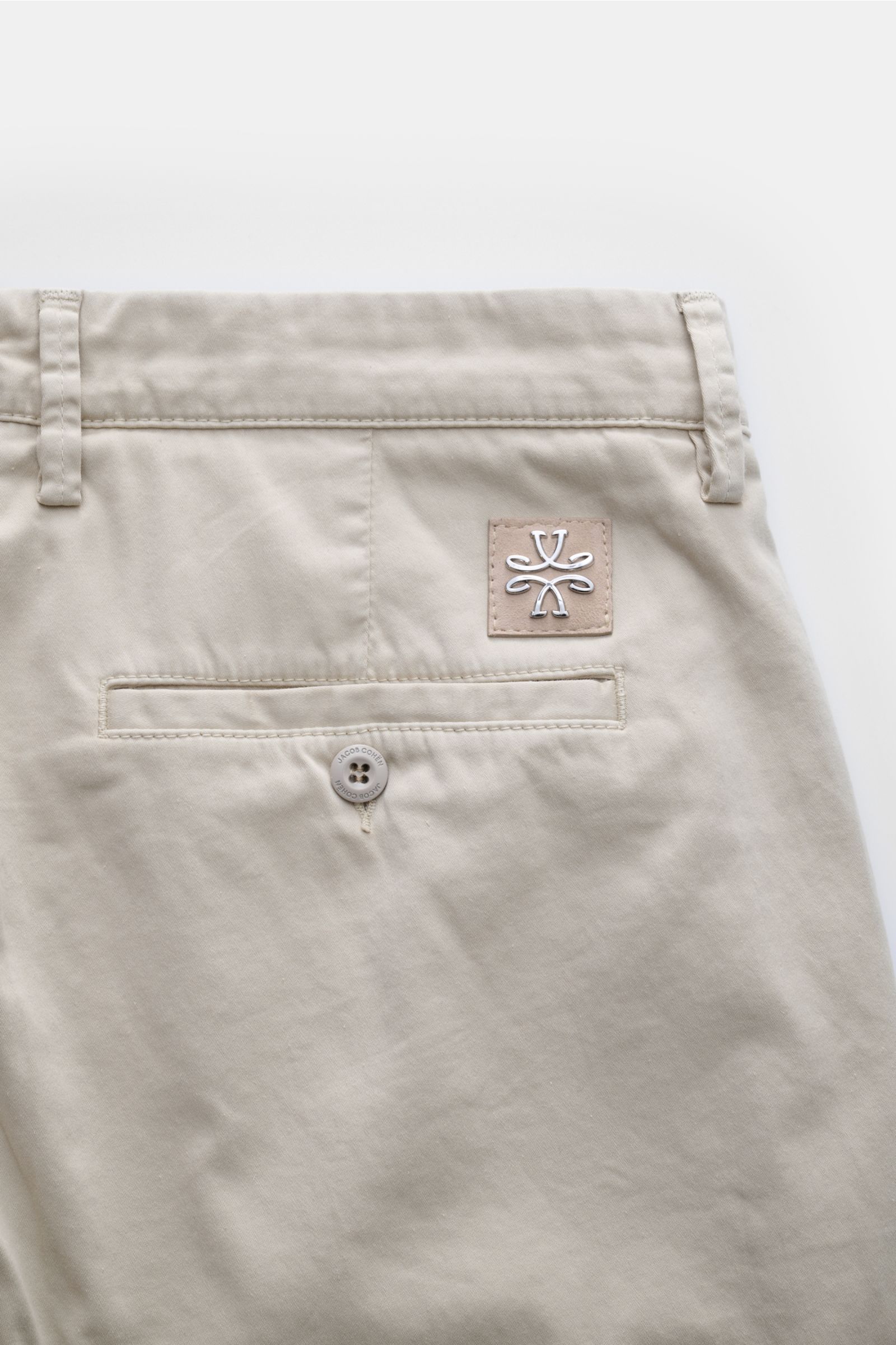 Jacob Cohen Chino 'Bobby' beige, Detailaufnahme Rückseite mit schmal zulaufender Passform, weicher Baumwoll-Twill, elastisch, Bund und Knopf.