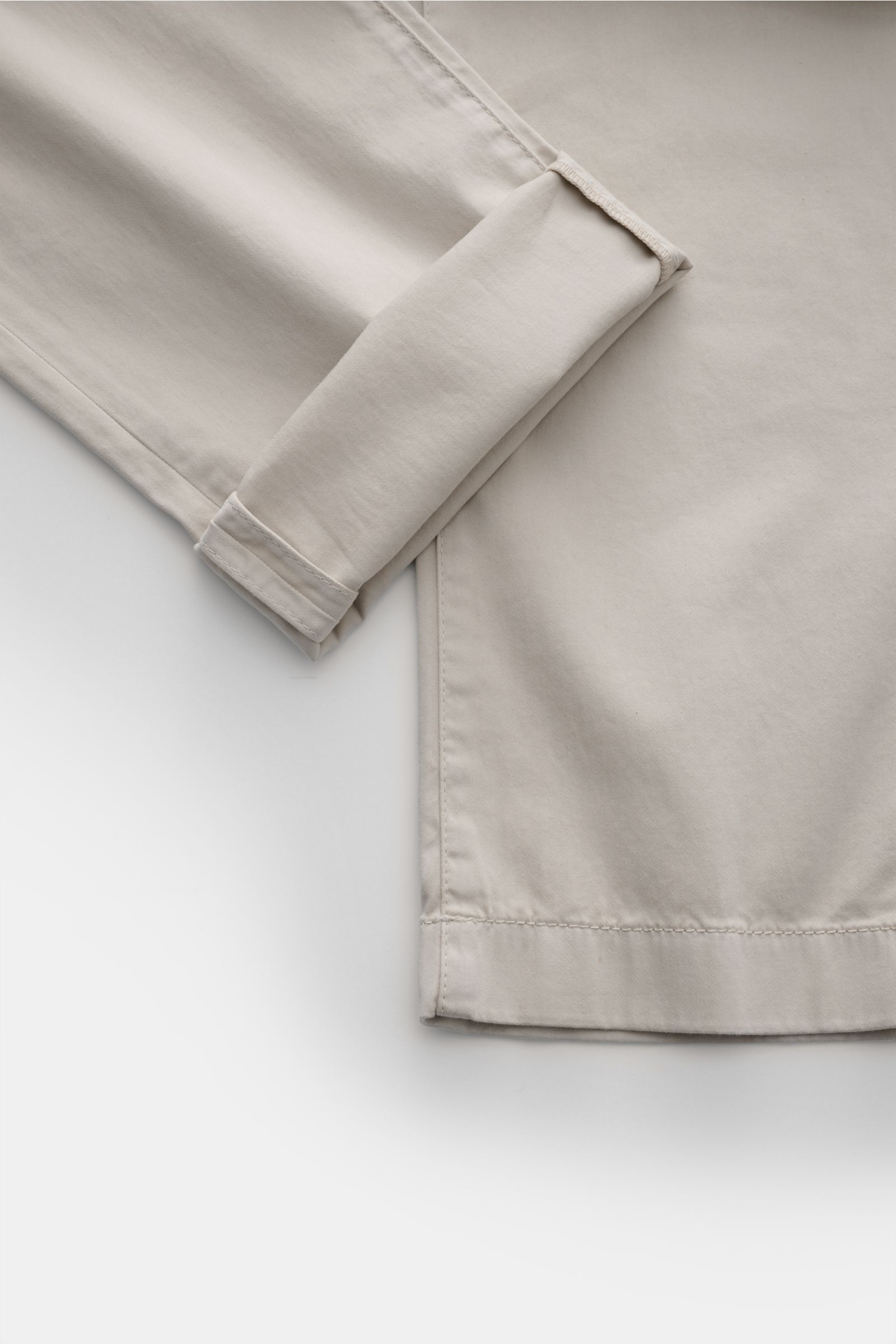 Jacob Cohen Chino 'Bobby' beige aus feinem Baumwoll-Twill, slim fit, schmal zulaufend, weicher Griff, Detailaufnahme von Bein und Saum.