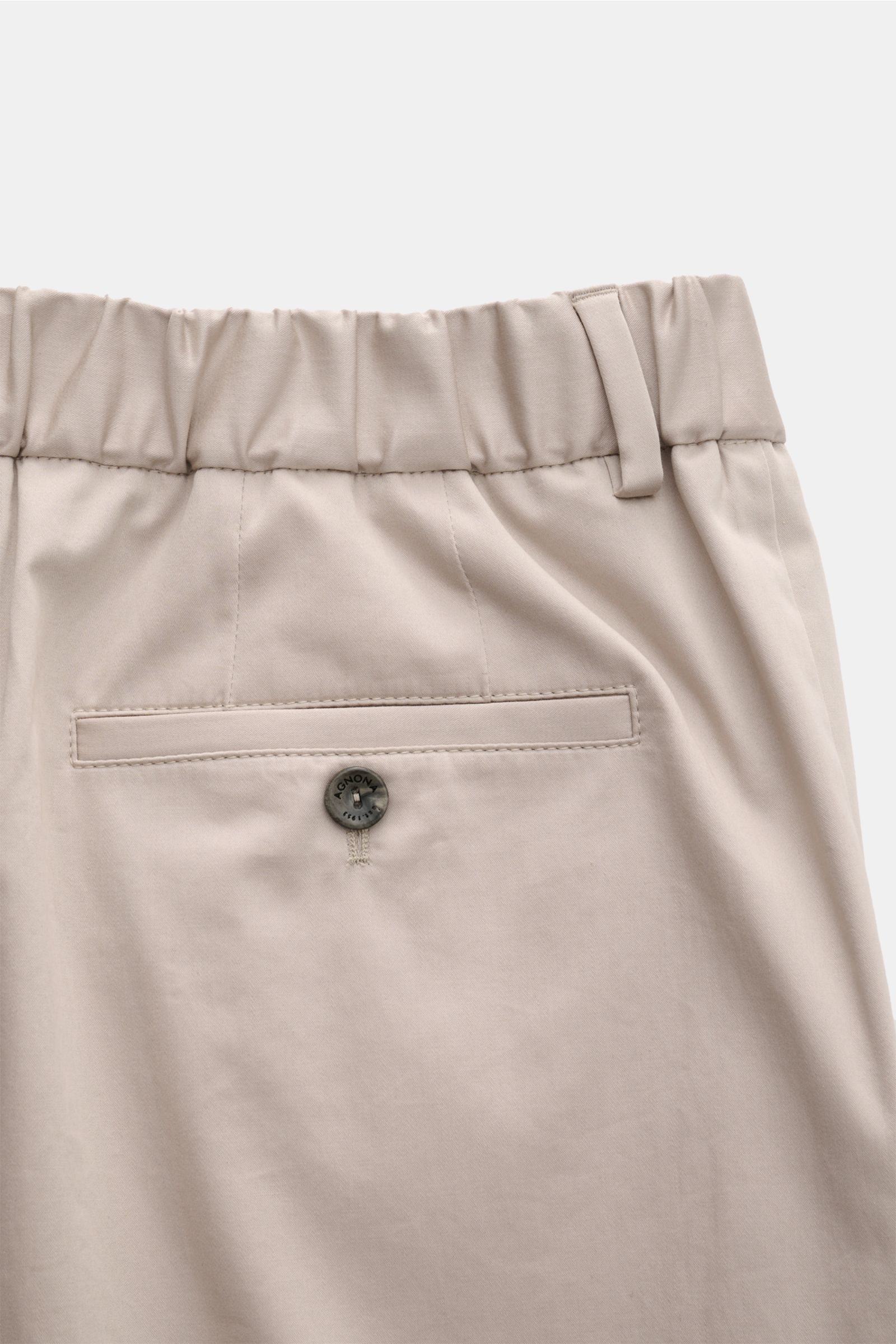 Agnona Chino beige aus Microtwill-Baumwolle, teils elastischer Bund, Gesäßtasche mit Knopf, Detailaufnahme von hinten, glatter Griff, Regular Fit.
