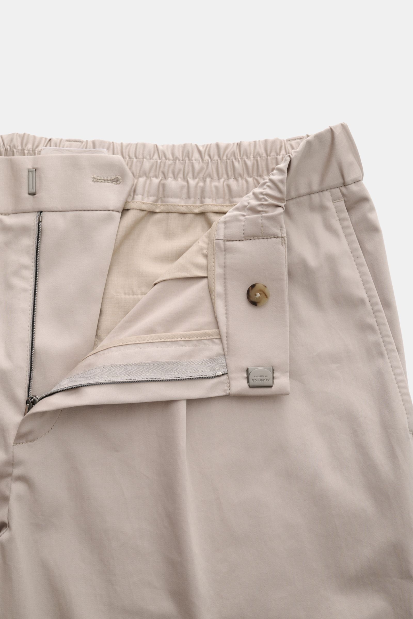 Nahaufnahme der geöffneten Agnona Chino beige aus leicht elastischer Baumwolle, Regular Fit mit teilelastischem Bund, Reißverschluss, Bundhaken und französischen Taschen.