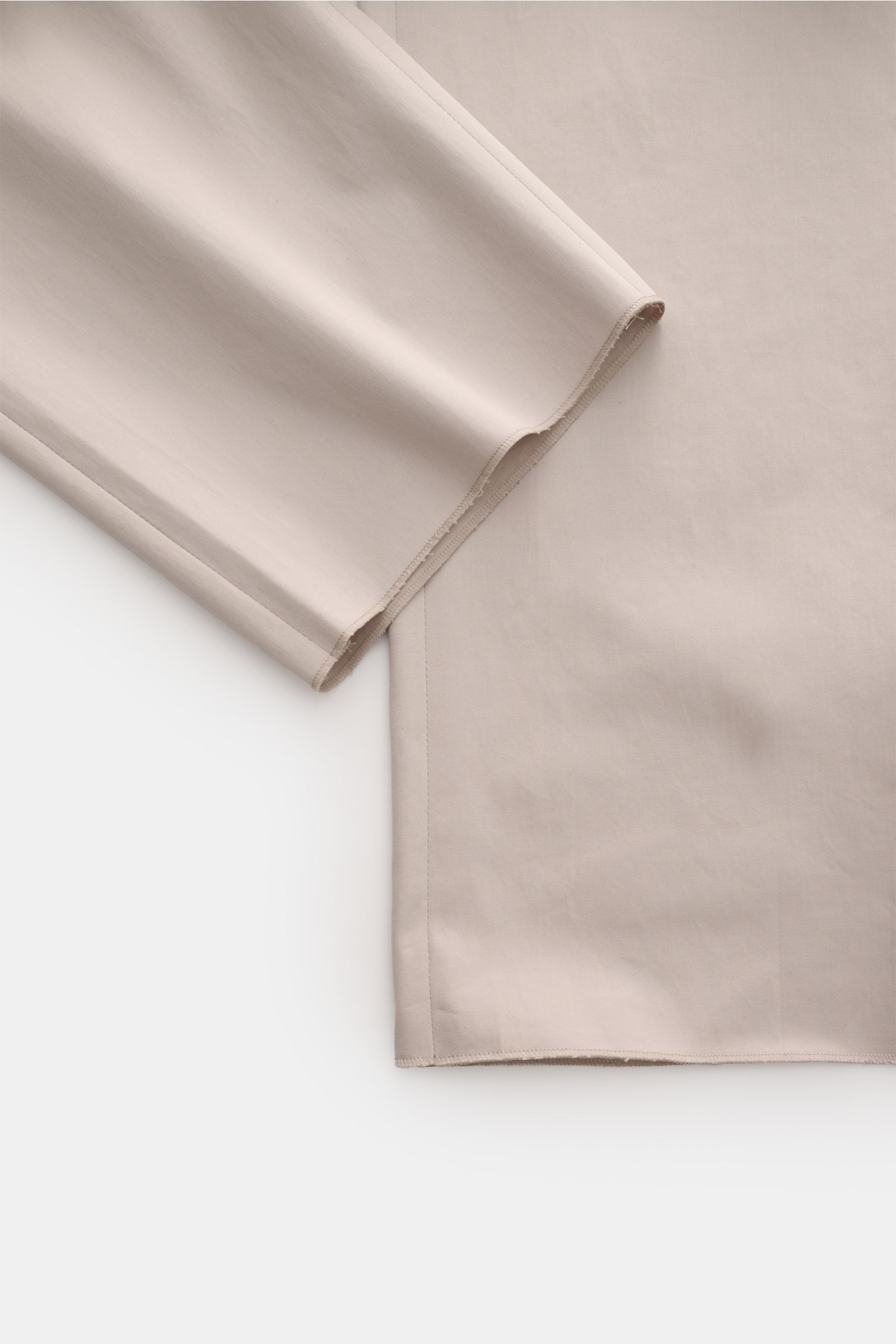 Agnona Chino beige aus Microtwill-Baumwolle, leicht elastisch, Regular Fit, offene Länge, seitliche Nahaufnahme des Hosenbeins und Bunds.