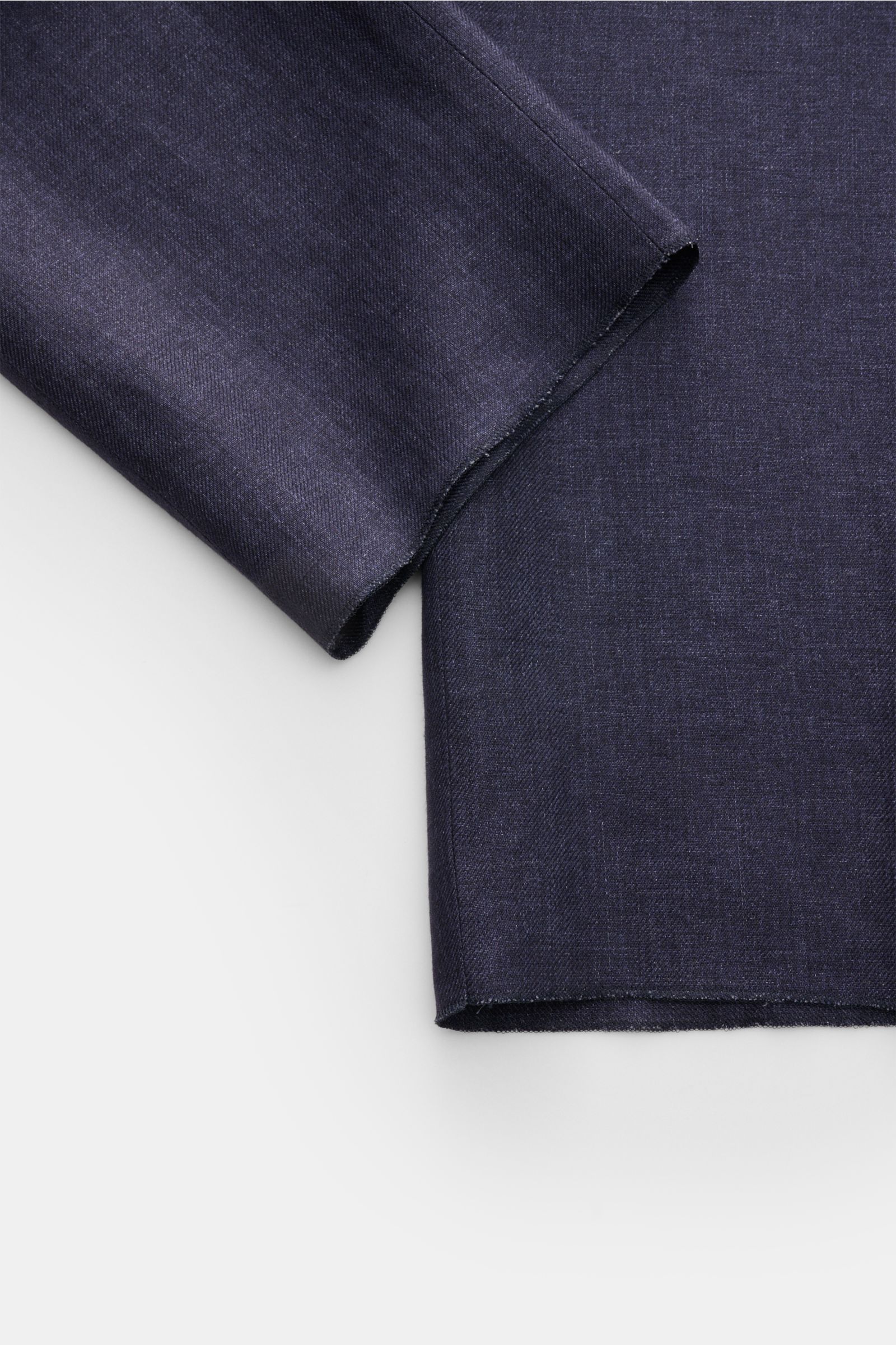 Nahaufnahme der offenen Beinenden der Agnona Leinen-Jogpants navy, aus reinem Leinen mit weichem Griff und leichter Qualität.