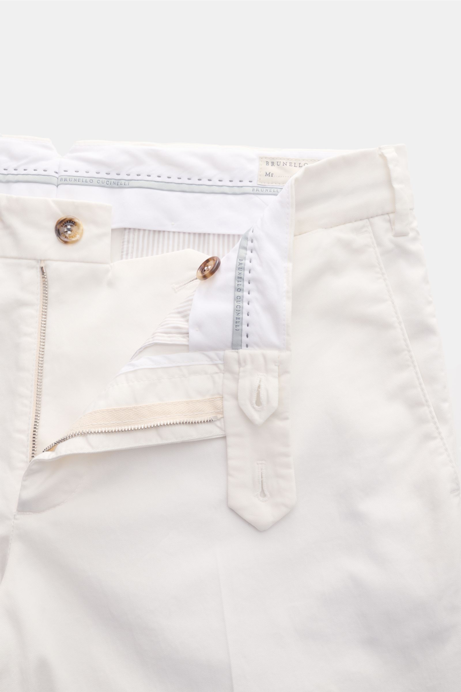 Brunello Cucinelli Chino 'Italian Fit' offwhite, Detailaufnahme von oben, Twill-Baumwolle, Regular Fit, schmal zulaufend, Reißverschluss, Knöpfe, Taschen.