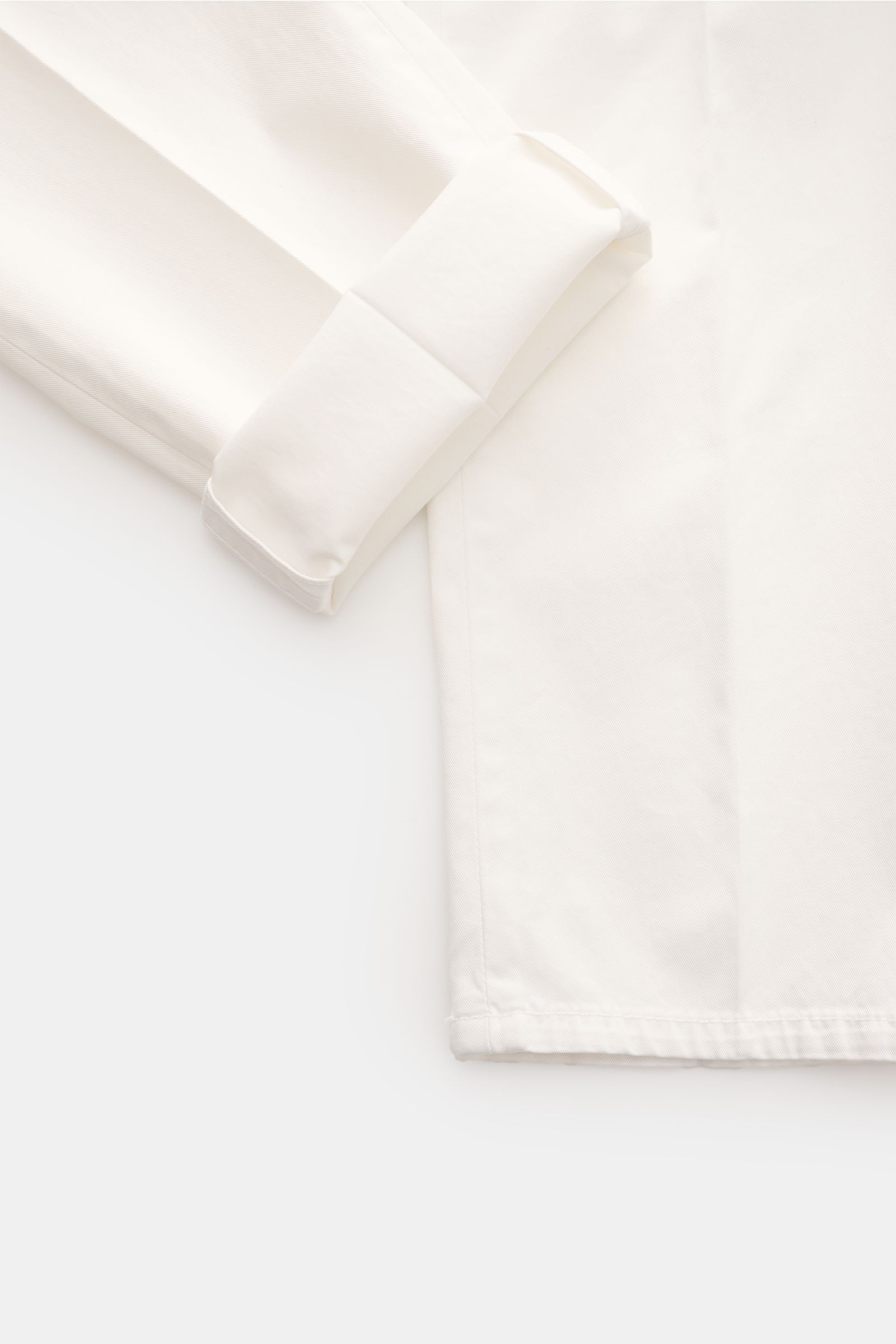 Brunello Cucinelli Chino 'Italian Fit' offwhite, schmal zulaufend, kurzer Schnitt, elastische Baumwolle, Twill, feine Köperstruktur, Detailansicht von unten.