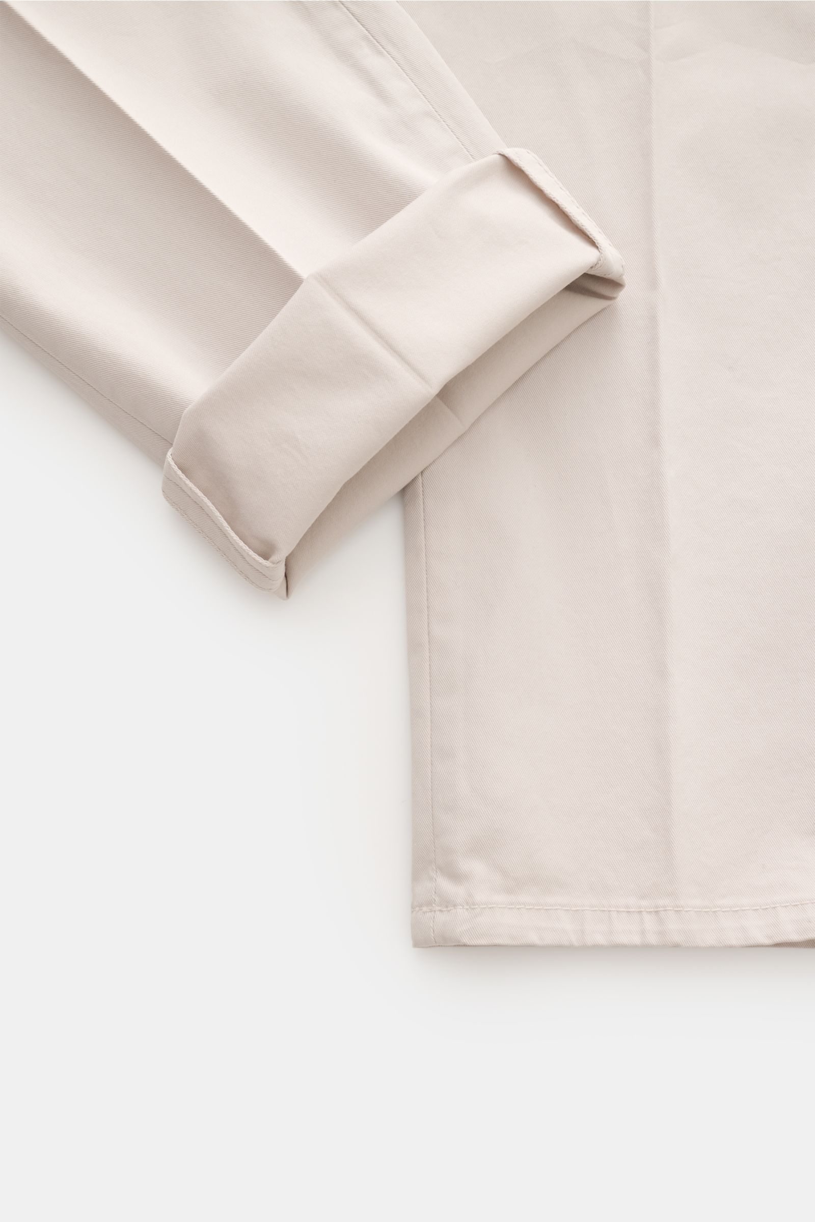 Close-up of the cuff and lower leg section of the beige Brunello Cucinelli Chino 'Italian Fit' photographed from a side angle, showing soft twill cotton fabric and fine texture.

Description to include: Die Chino des Luxuslabels BRUNELLO CUCINELLI ist ein