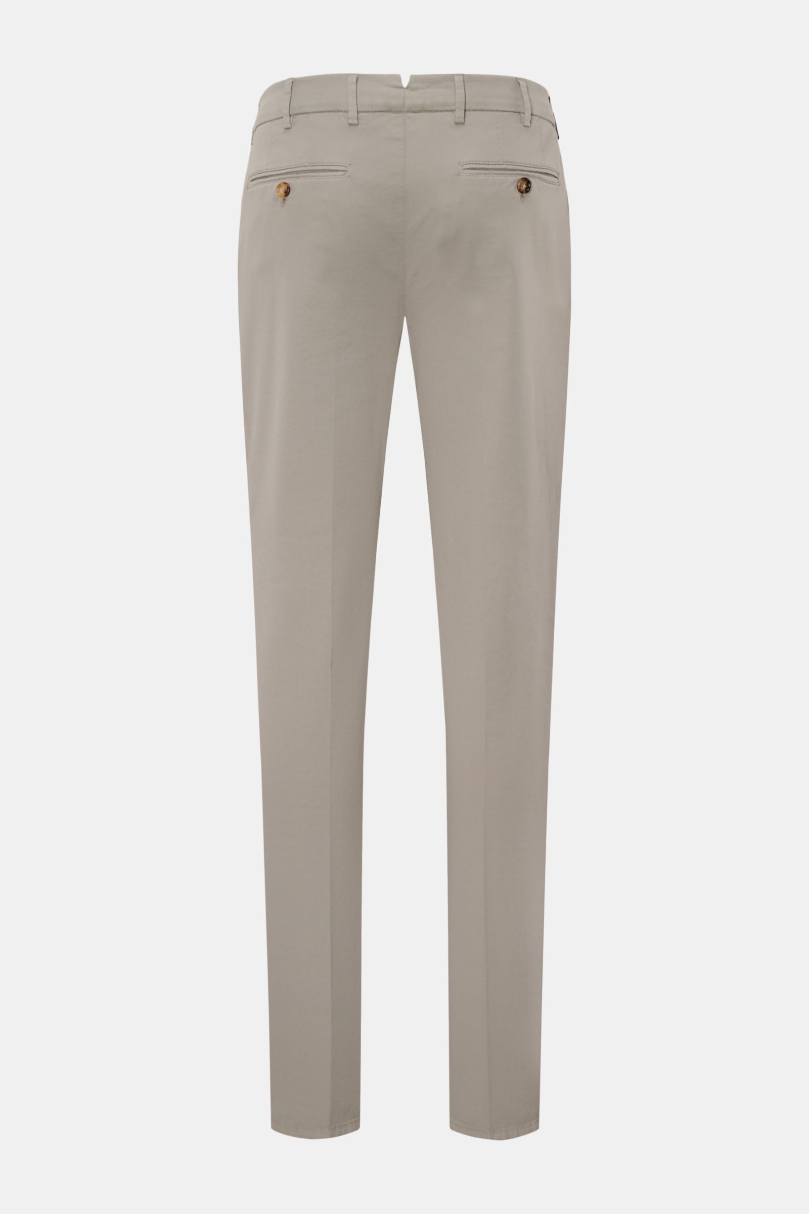 Rear view of Brunello Cucinelli Chino 'Italian Fit' grau in elastic cotton twill, regular fit, tapered, short cut, garment dyed with buttoned back pockets.  

Description: Die Chino des Luxuslabels BRUNELLO CUCINELLI ist ein vielseitig kombinierbarer K