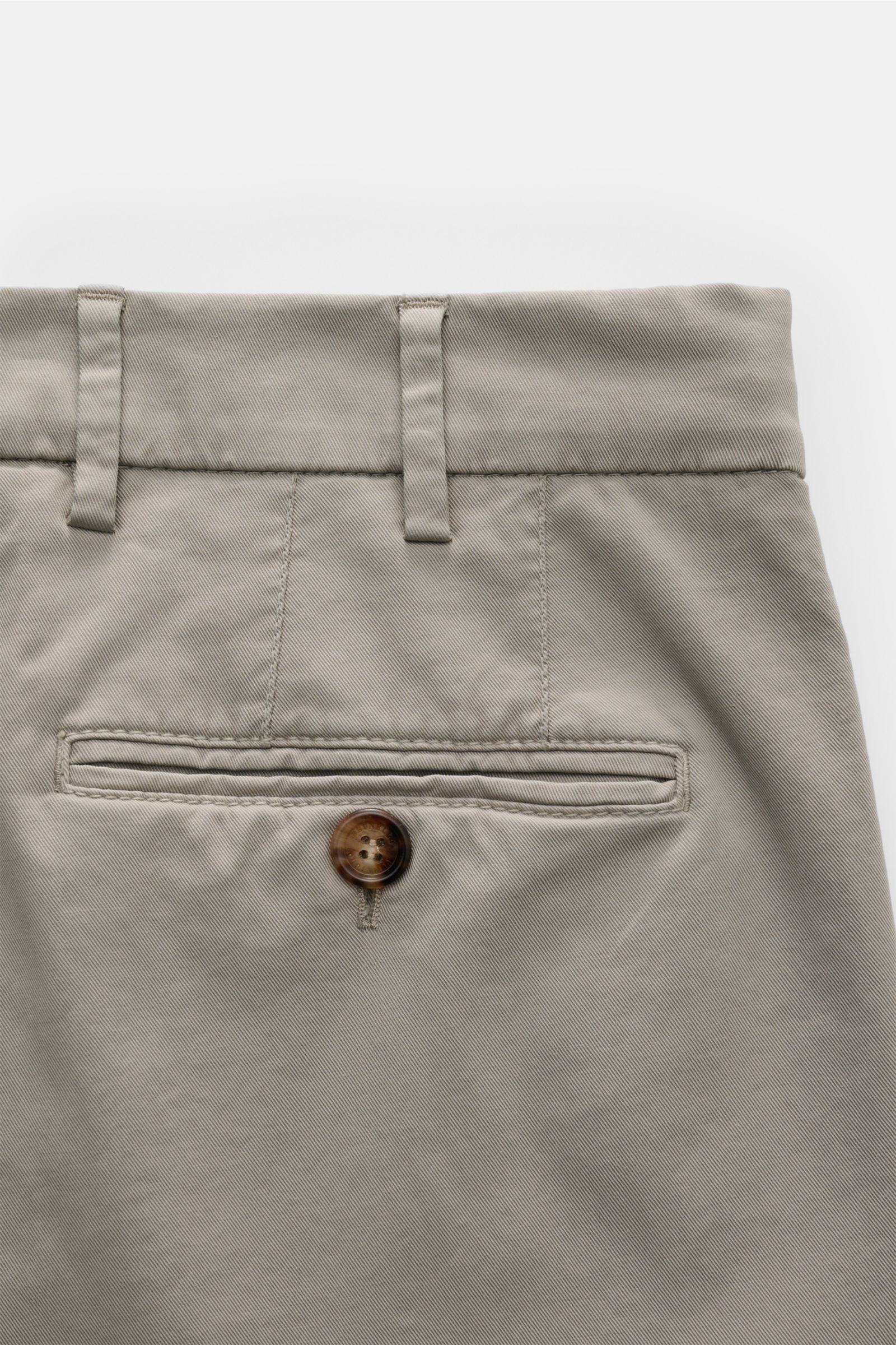 Close-up rear view of the Brunello Cucinelli Chino 'Italian Fit' grau showing buttoned back pocket, belt loops, and fine twill cotton fabric.

Description: Die Chino des Luxuslabels BRUNELLO CUCINELLI ist ein vielseitig kombinierbarer Klassiker unter d