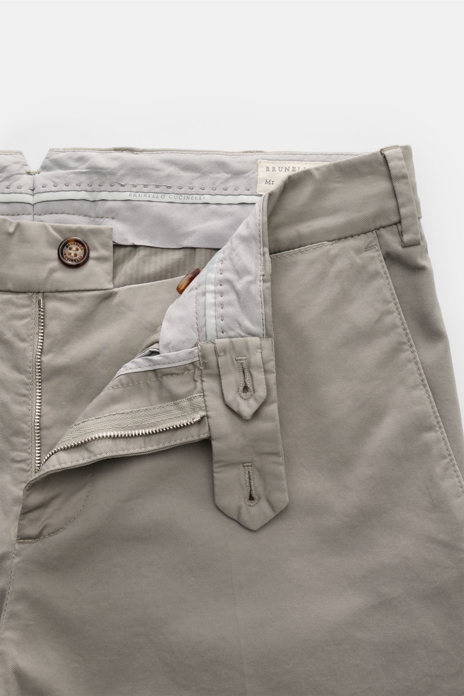Brunello Cucinelli Chino 'Italian Fit' grau shown from a top close-up of the waistband and zipper, made from elastic cotton twill with fine twill texture, soft feel, garment dyed, regular fit, tapered, short cut, zipper and button closure, French pockets,