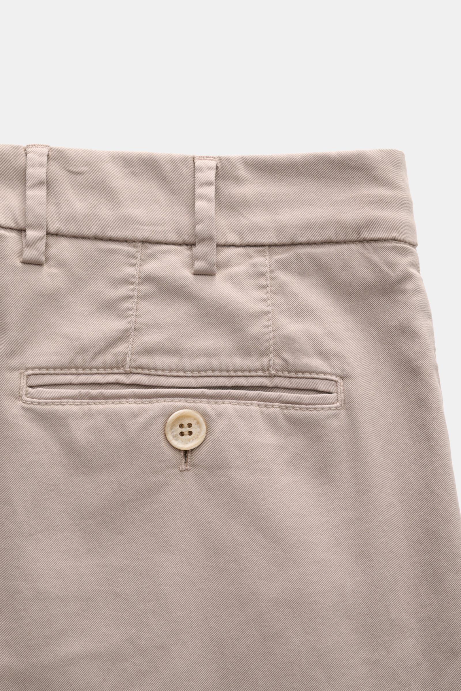 Brunello Cucinelli Chino 'Italian Fit' hellgrau, close-up Rückansicht, weicher Baumwoll-Twill mit Köperstruktur, Knopf-Gesäßtasche, schmal zulaufend, kurzer Schnitt.