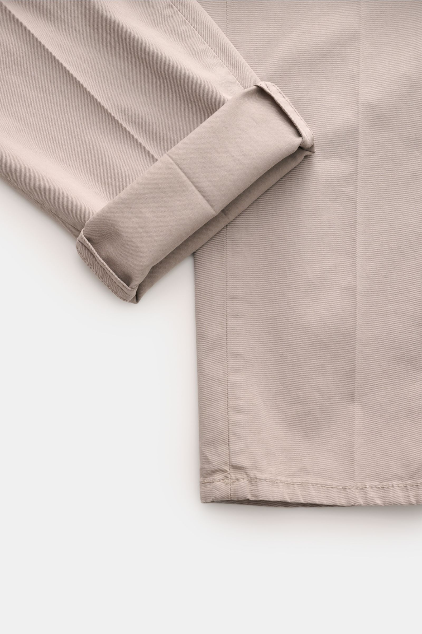 Brunello Cucinelli Chino 'Italian Fit' hellgrau, Detailaufnahme von unten schräg, Twill-Baumwolle, Regular Fit, schmal zulaufend, kurzer Schnitt.