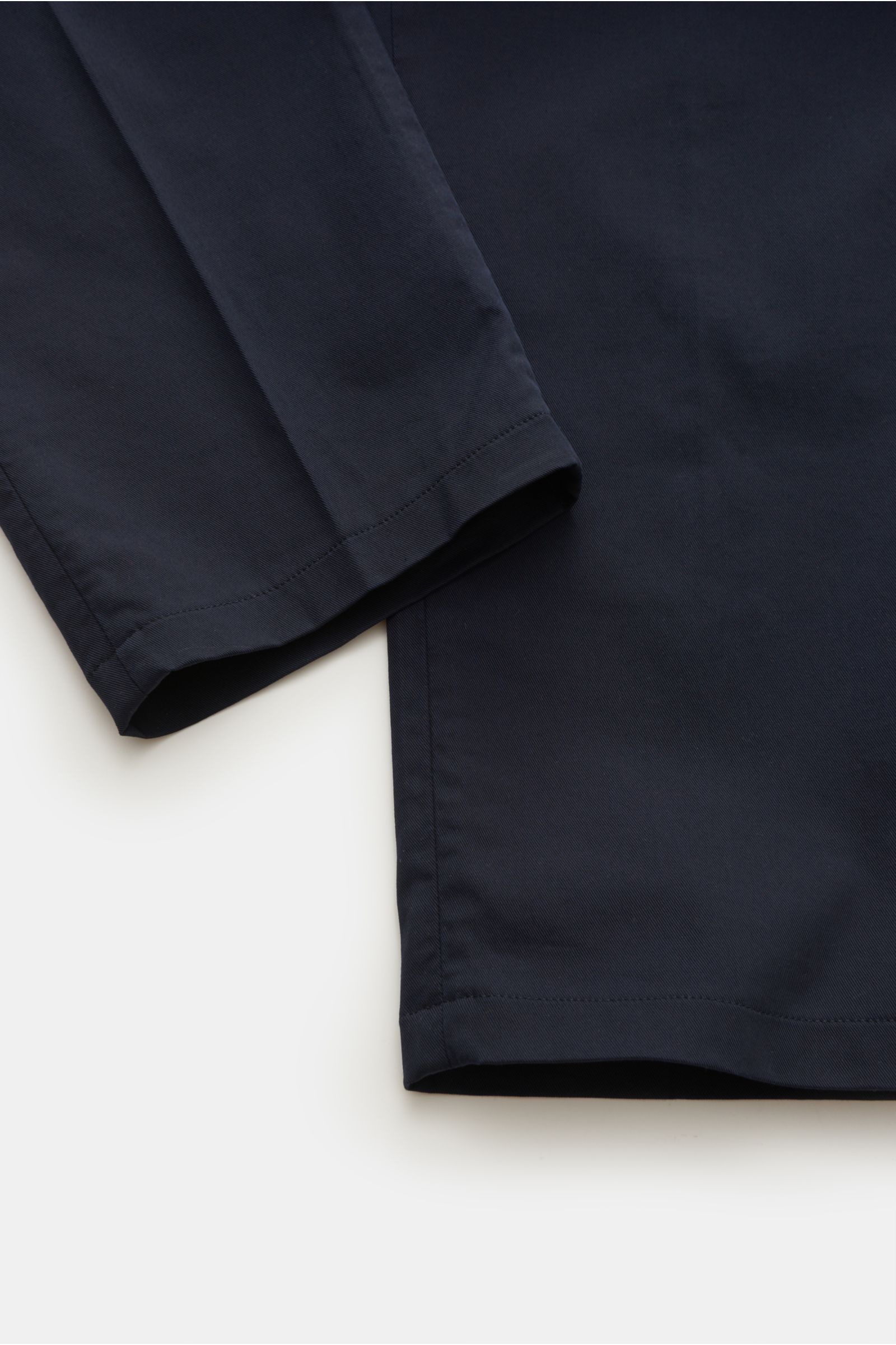 Close-up front view of the hem and lower leg of Brunello Cucinelli Chinos 'Italian Fit' navy, showcasing fine twill texture and soft elasticated cotton.

Description: These chinos from luxury label BRUNELLO CUCINELLI are a versatile classic trouser mod