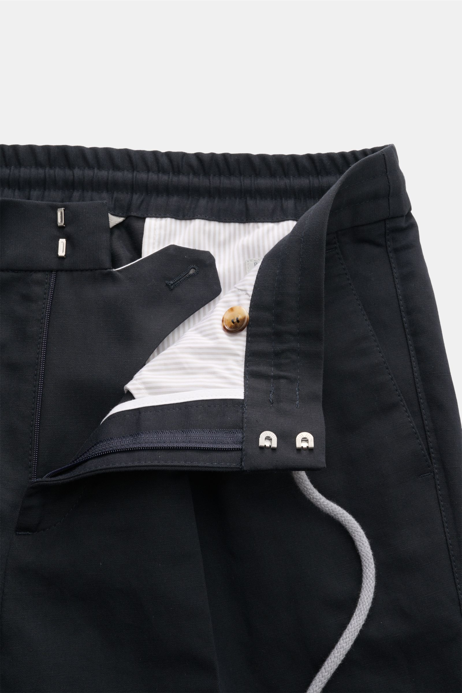 Brunello Cucinelli Jogpants 'Leisure Fit' navy, Nahaufnahme von oben, Twill aus Leinen-Baumwolle, hoher Bund, Tunnelzug, Reißverschluss, Bundhaken.