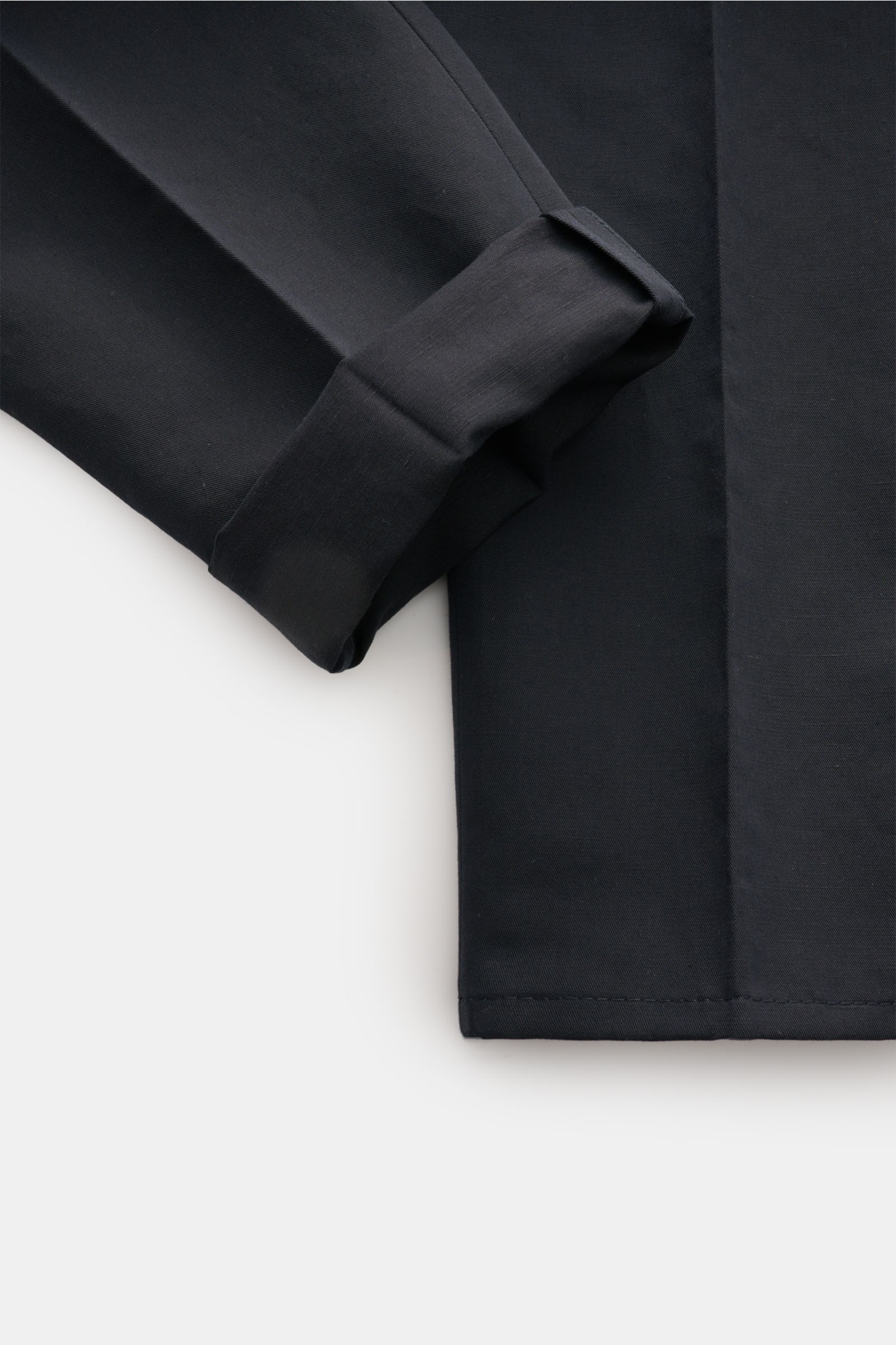 Brunello Cucinelli Jogpants 'Leisure Fit' navy, Detailaufnahme von unten, Twill aus Leinen und Baumwolle, schmal zulaufend, hoher Bund, Tunnelzug, Reißverschluss.