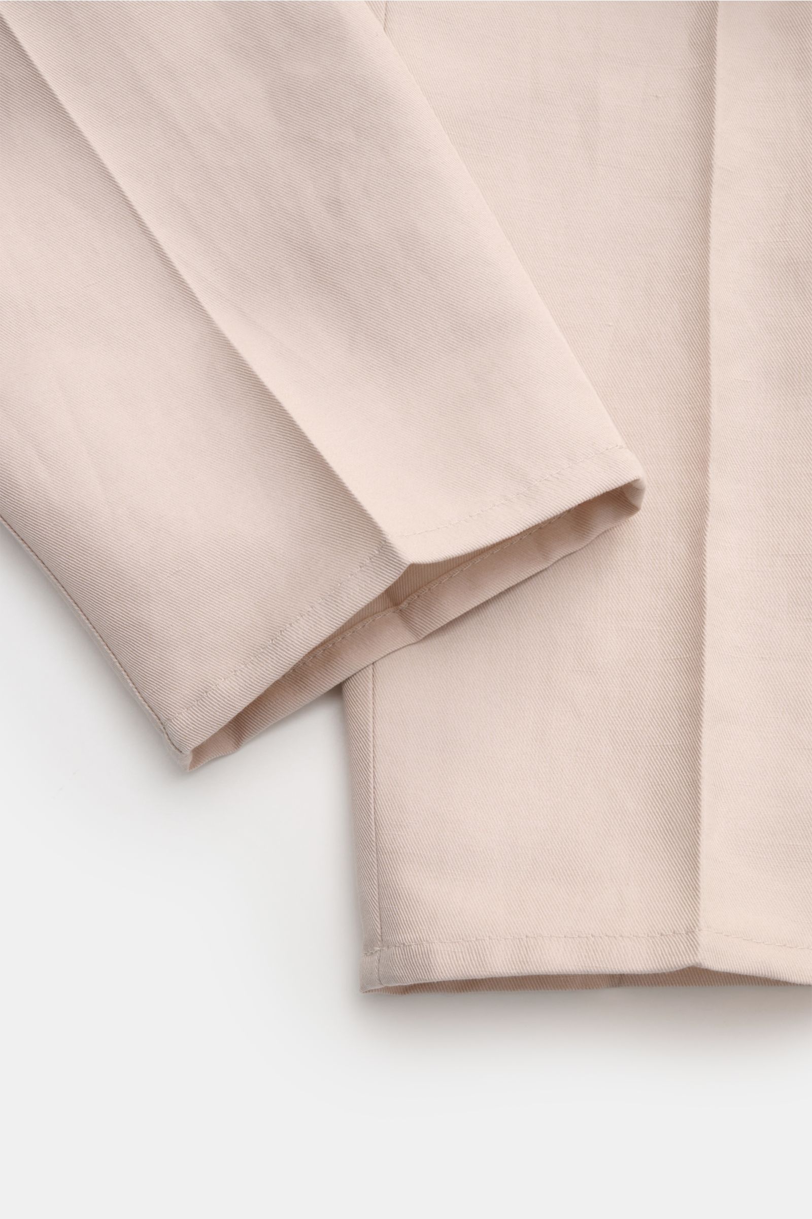 Brunello Cucinelli Jogpants 'Leisure Fit' sand, Detailaufnahme der schmal zulaufenden Beinabschlüsse aus twill Leinen-Baumwolle mit hoher Bundhöhe.