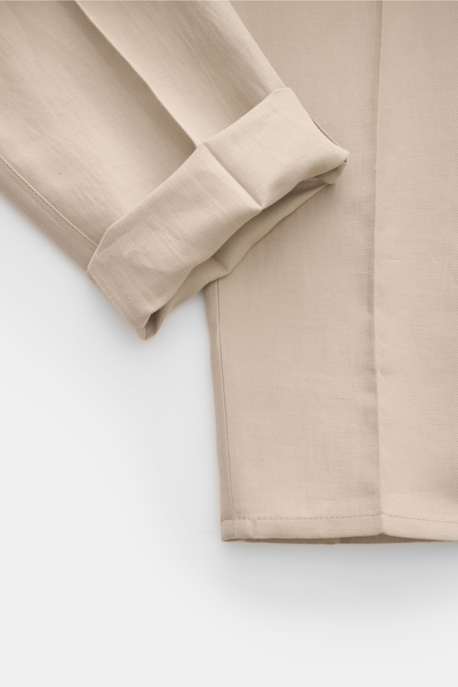 Beige Brunello Cucinelli Jogpants 'Leisure Fit' photographed from above showing the folded cuff and fabric texture.

Stil trifft Tragekomfort: Die Jogpants von BRUNELLO CUCINELLI ist ein vielfältiger Begleiter für komfortable Büro- und Freizeitlooks.