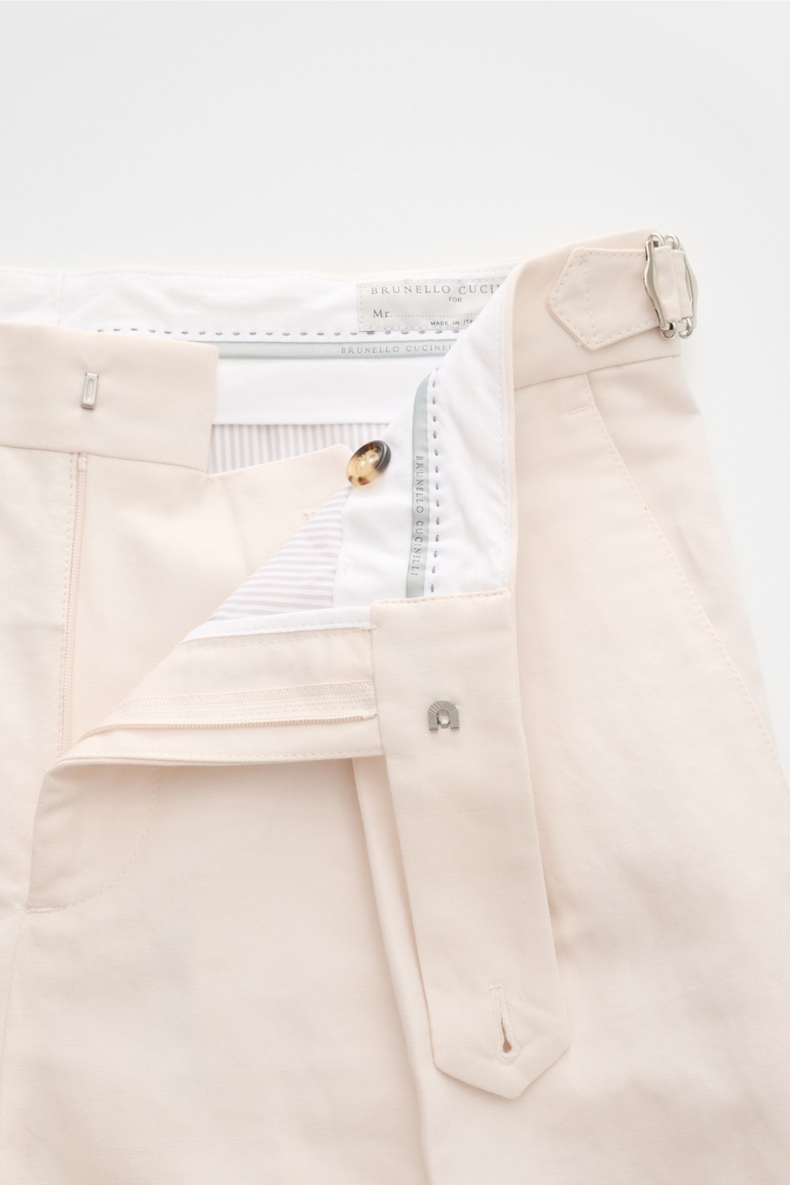 Brunello Cucinelli Hose creme aus Baumwoll-Leinen-Twill, Regular Fit, schmal zulaufend, mit Reißverschluss, Bundhaken, Side Adjuster und doppelter Bundfalte, Detailaufnahme von oben.