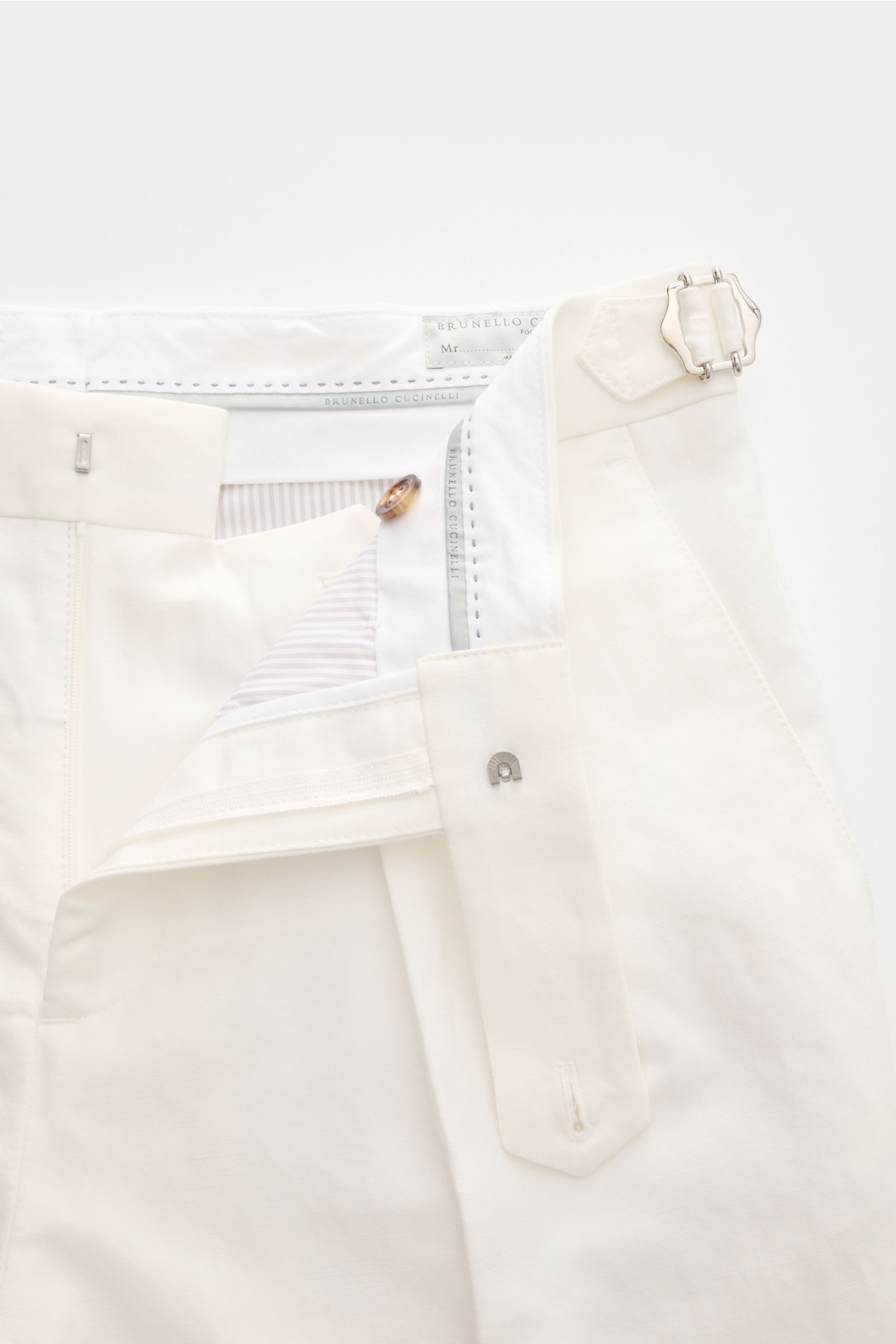 Brunello Cucinelli Hose offwhite close-up from the front showing waistband, side adjuster, hook, zipper, and fine cotton-linen twill fabric. Eleganz mit jedem Schritt: Die BRUNELLO CUCINELLI Hose aus Baumwolle und Leinen verspricht höchsten Tragekomfor